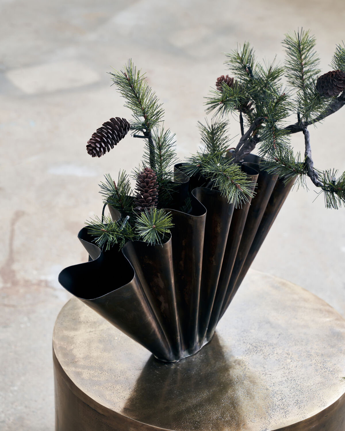 Dekorativer Weihnachtszweig aus HDPeuce in natürlicher Optik, ideal für festliche Arrangements und stimmungsvolle Weihnachtsdekoration.