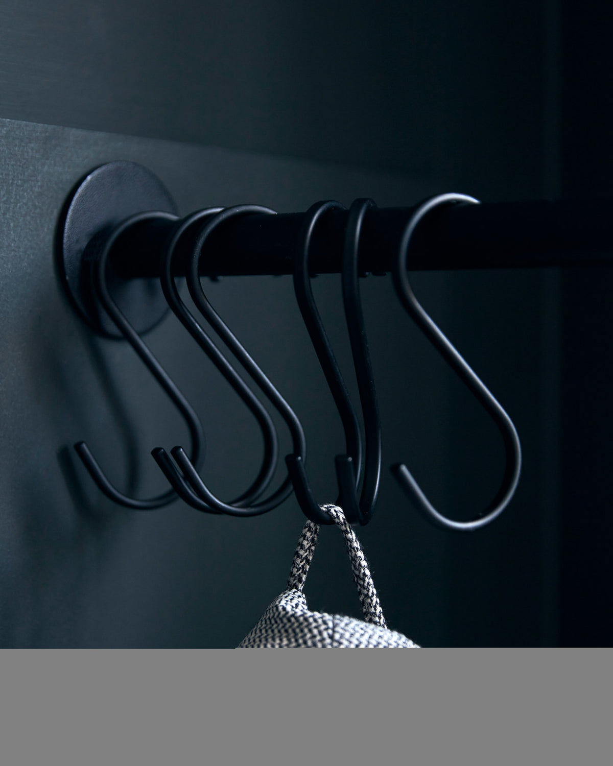 Haken, Snap in Schwarz präsentiert im Onlineshop von KAQTU Design AG. Kleiderhaken ist von House Doctor