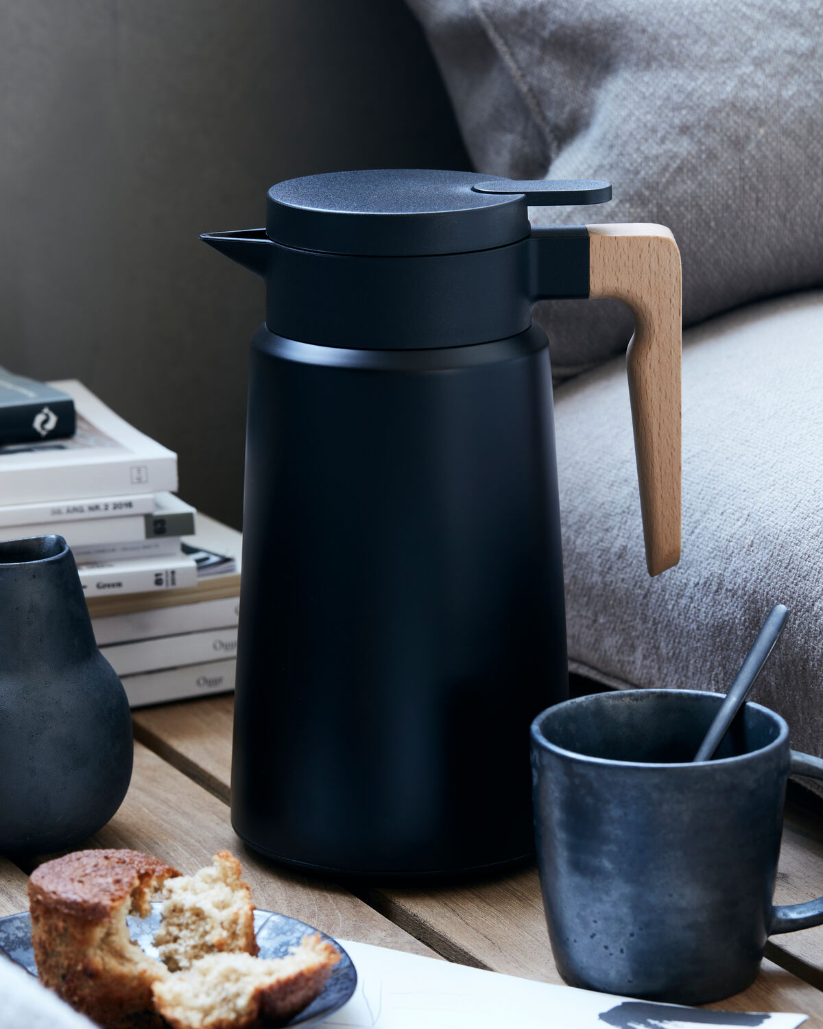Thermoskanne, Cole in Schwarz präsentiert im Onlineshop von KAQTU Design AG. Thermosflasche ist von House Doctor
