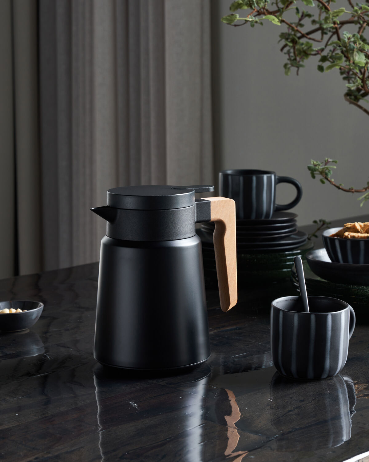 Thermosflasche, HDCole, Schwarz in Schwarz präsentiert im Onlineshop von KAQTU Design AG. Karaffe ist von House Doctor