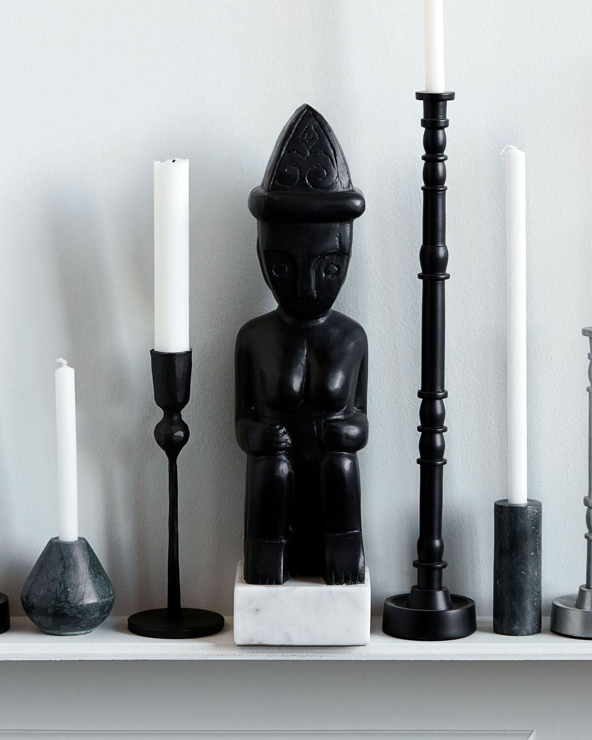 Kunstwerk, Two sitting in Schwarz präsentiert im Onlineshop von KAQTU Design AG. Kunstgegenstände ist von House Doctor