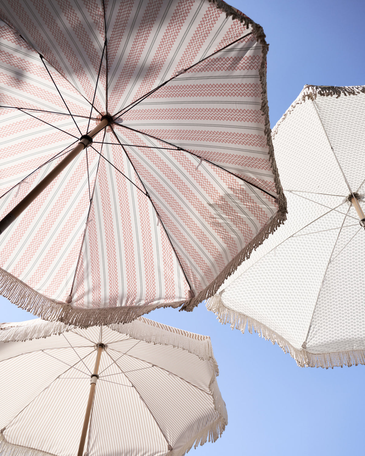 Strand-/Gartenschirm, Umbra in Rot / Grün präsentiert im Onlineshop von KAQTU Design AG. Sonnenschirm ist von House Doctor