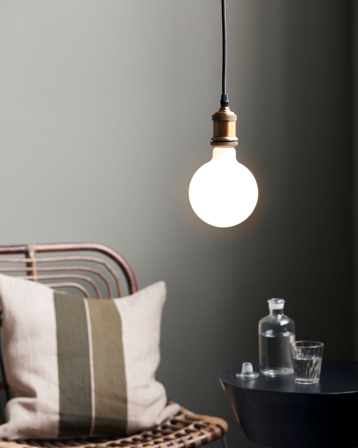 HDMega Edison, Weiß in Weiß präsentiert im Onlineshop von KAQTU Design AG. Kabel / Lampenfassung ist von House Doctor