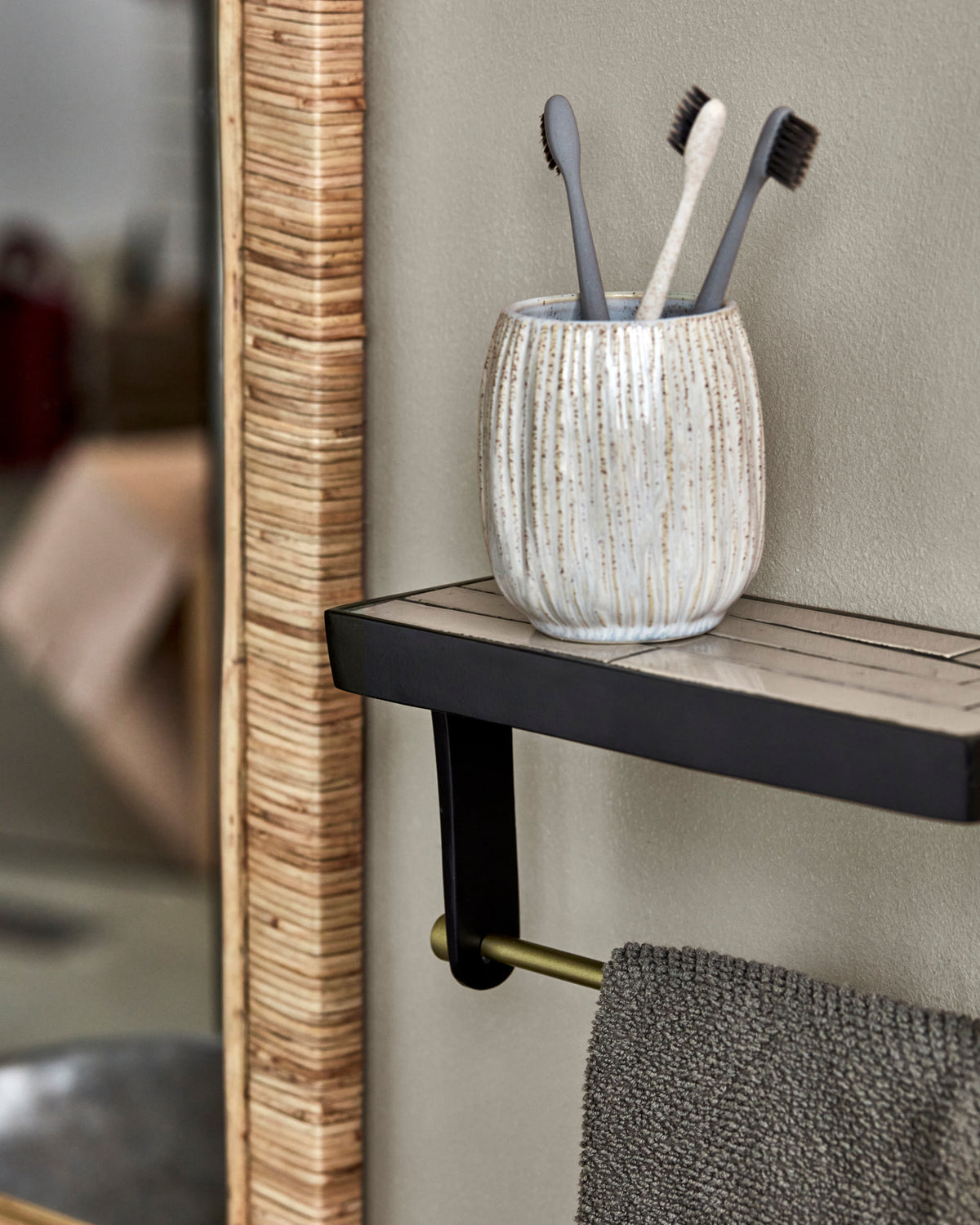 Regal, HDTowel, Weiß in Weiß präsentiert im Onlineshop von KAQTU Design AG. Handtuchhalter ist von House Doctor