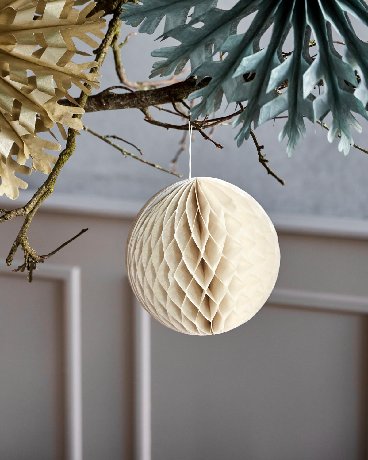 Runde Ornamente HDOrb aus Papier in Elfenbein, Weihnachtszubehör von House Doctor