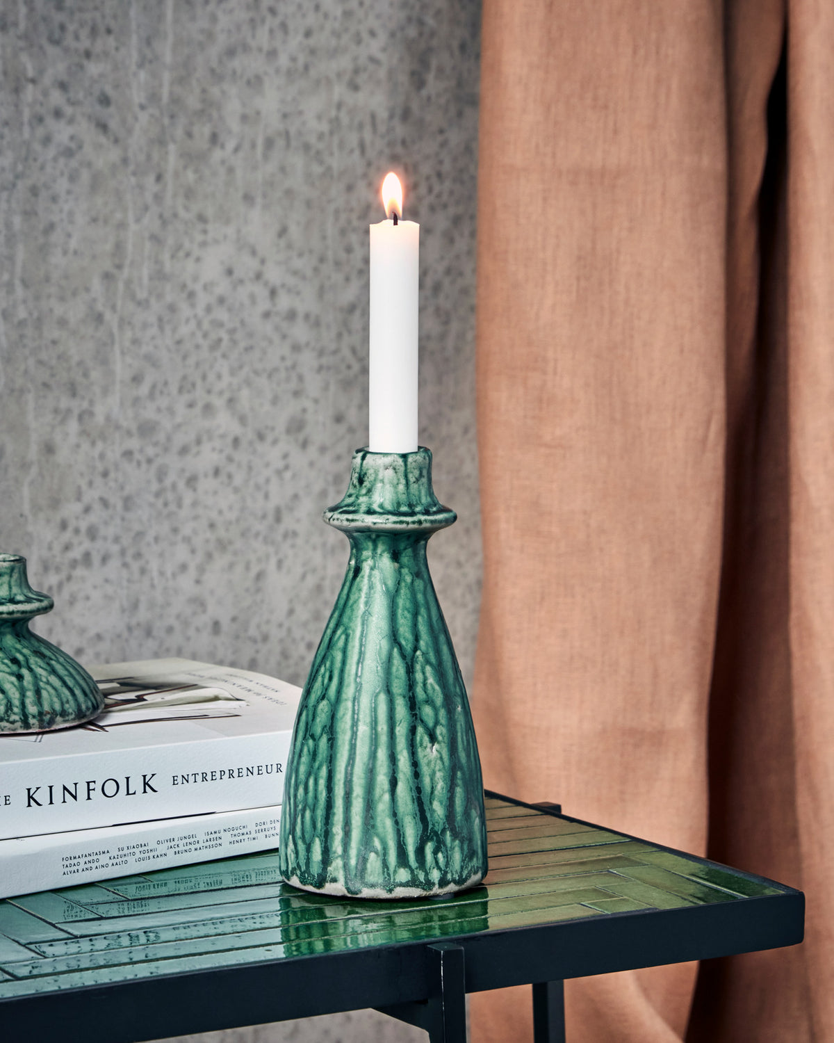 Grüner Kerzenständer HDKulu aus Terrakotta mit glasierter Oberfläche und runder Form