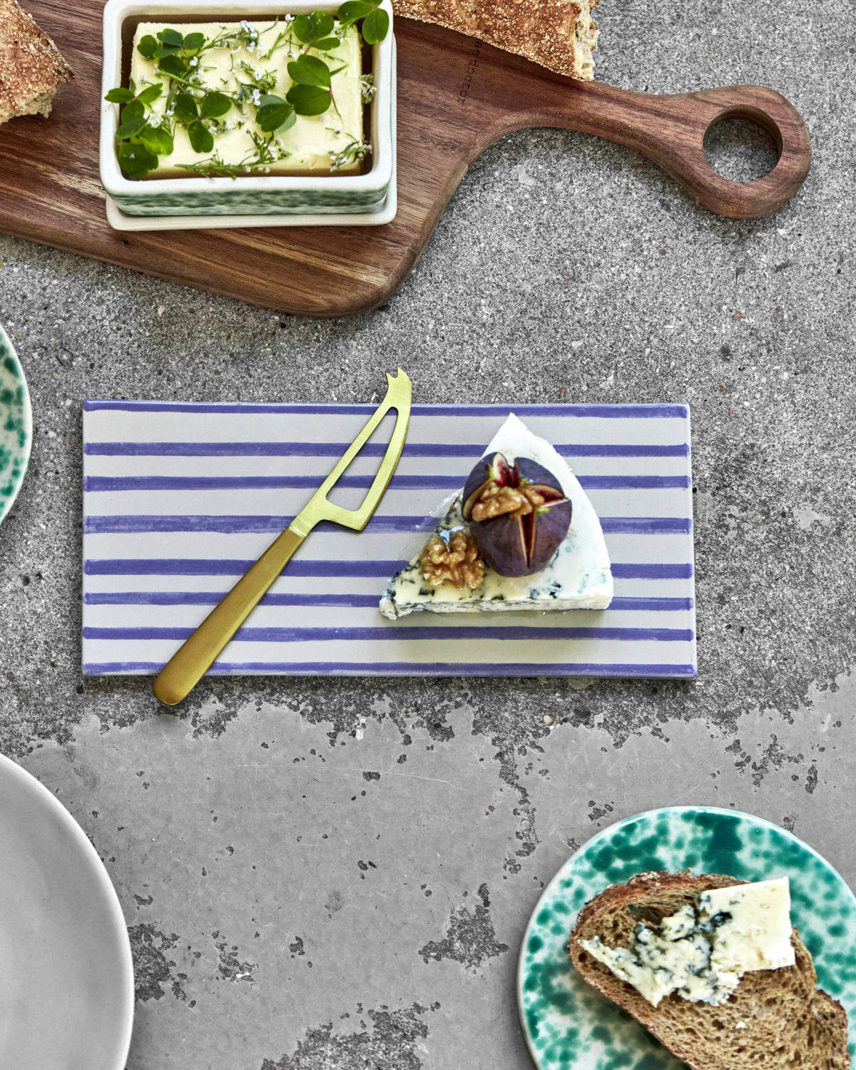 Blaues Servierbrett HDDiva aus Steinzeug mit handgemaltem blauem Muster
