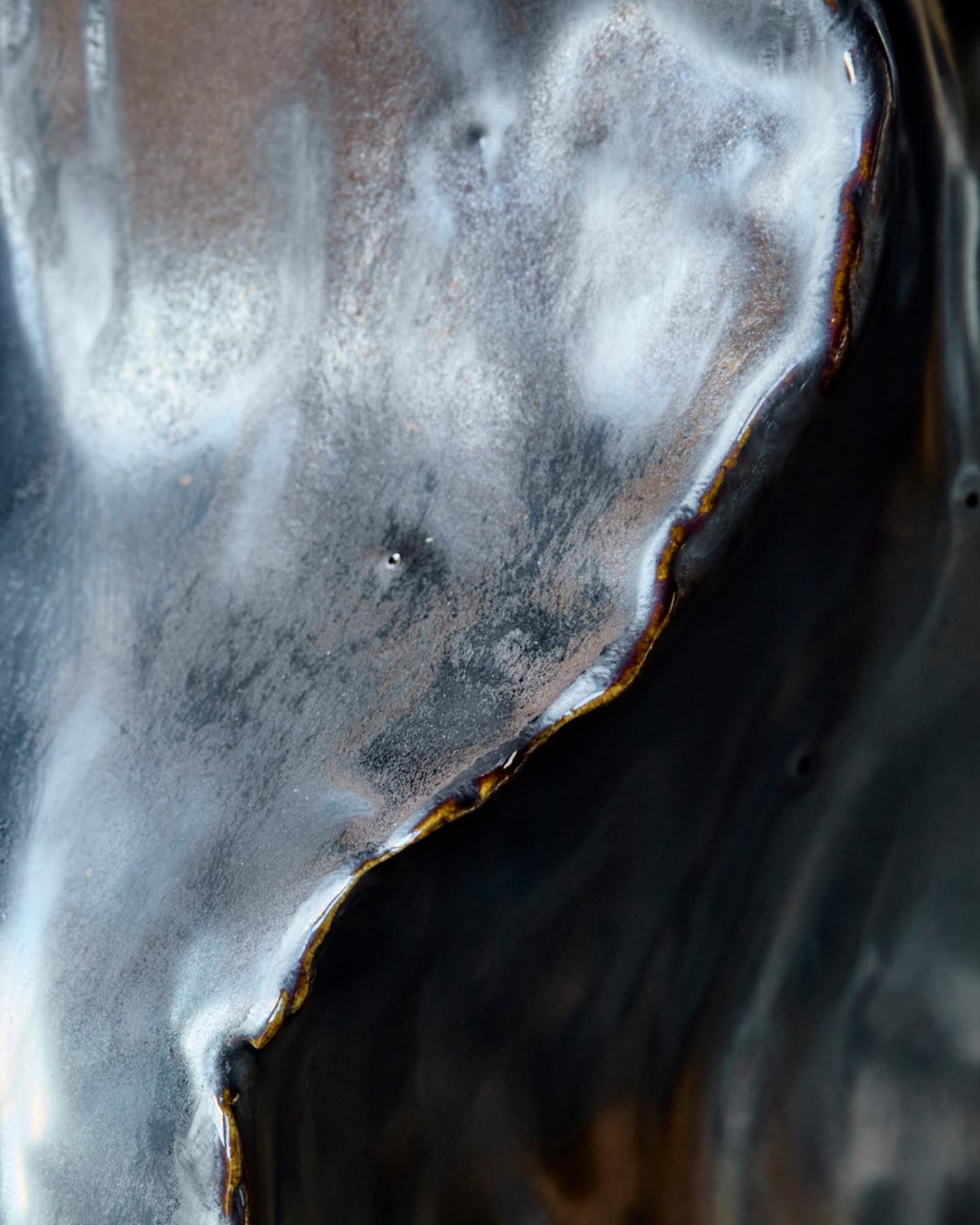 Entdecken Sie die handgefertigte Vase HDWaves von House Doctor. Mit ihrer antikmetallischen Glasur und organischen Form wird sie zum stilvollen Blickfang in jedem Raum.