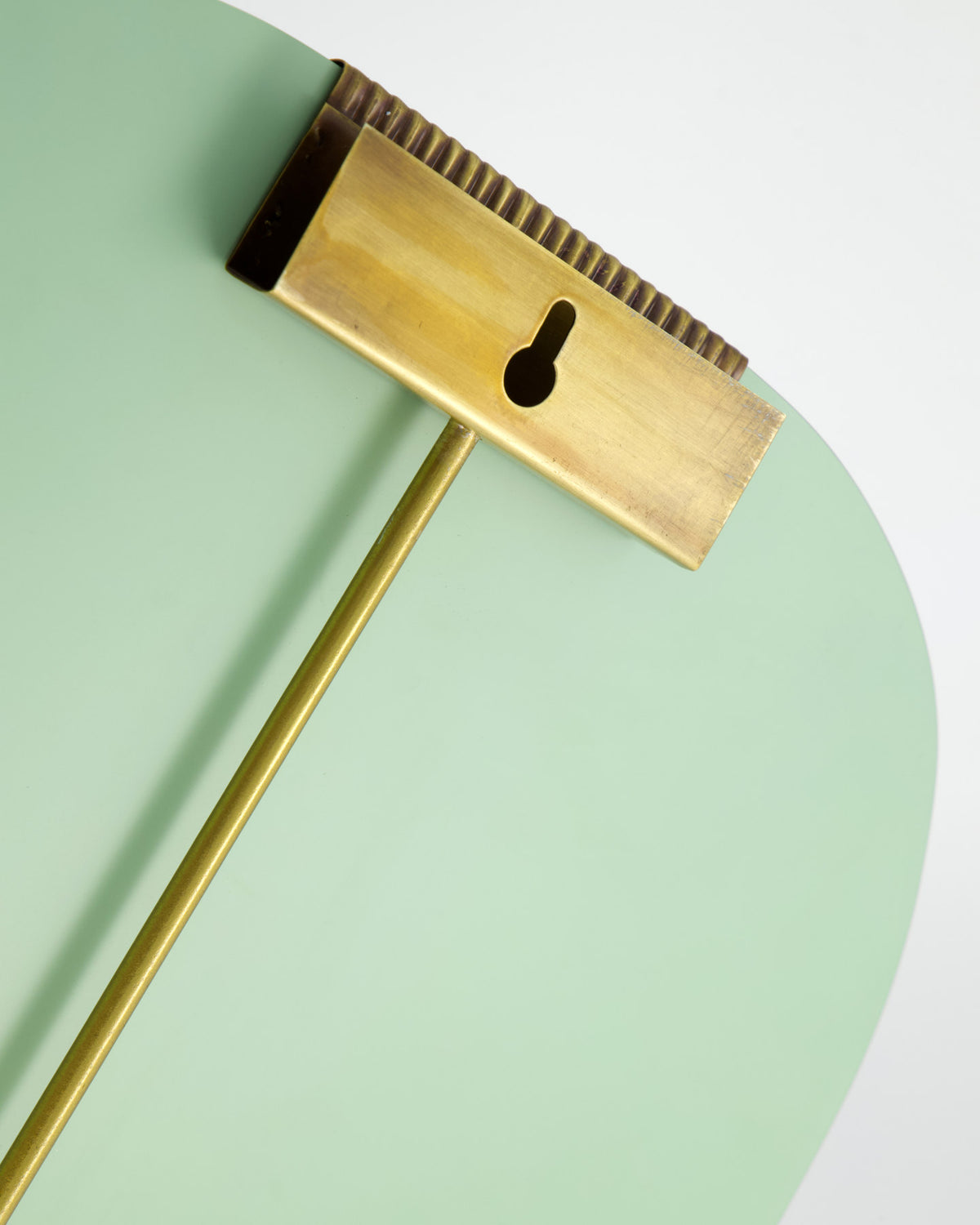 Ovaler Wandspiegel HDClips mit klarem Glas und goldfarbenen Clips oben und unten an der Wand