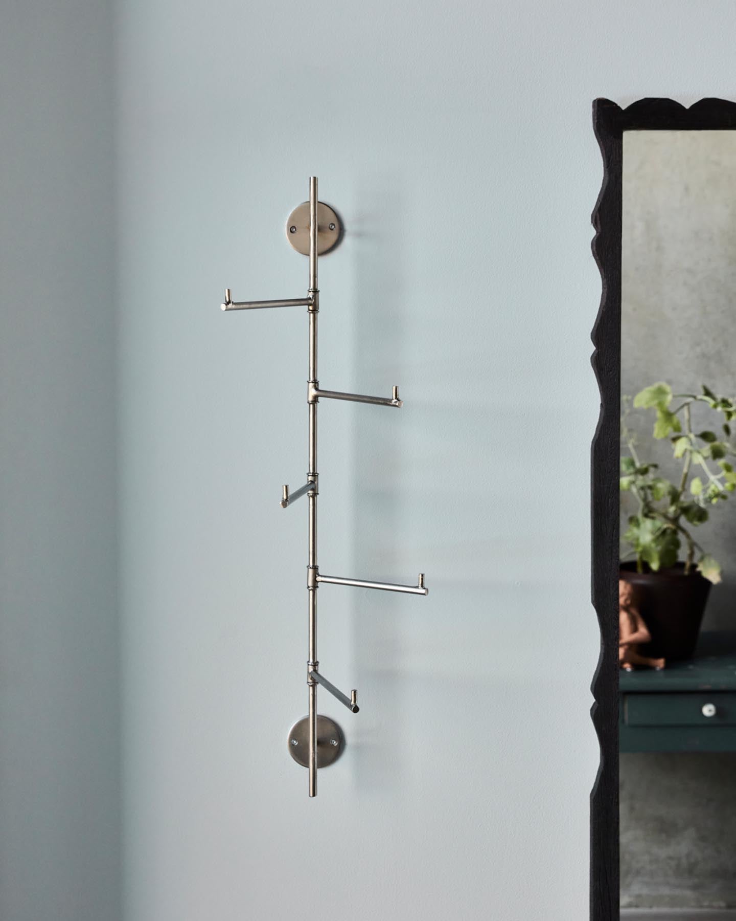 Entdecken Sie die Hakenleiste HDFlex von House Doctor mit elegantem Silber-Finish. Funktionalität trifft auf stilvolles Design für Ihr Zuhause.