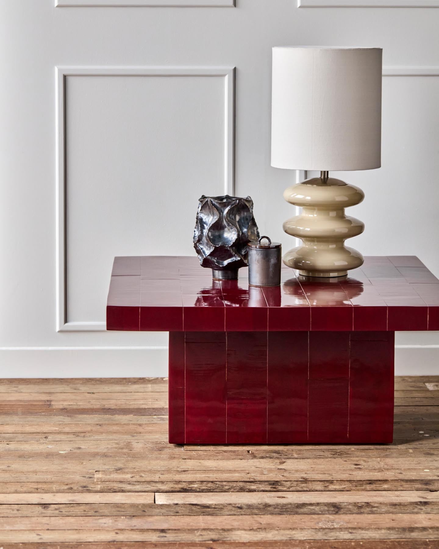 Entdecken Sie den einzigartigen HDBrick Couchtisch in Rot von House Doctor – ein stilvolles Highlight für Ihr Wohnzimmer, handgefertigt aus robustem Mangoholz.