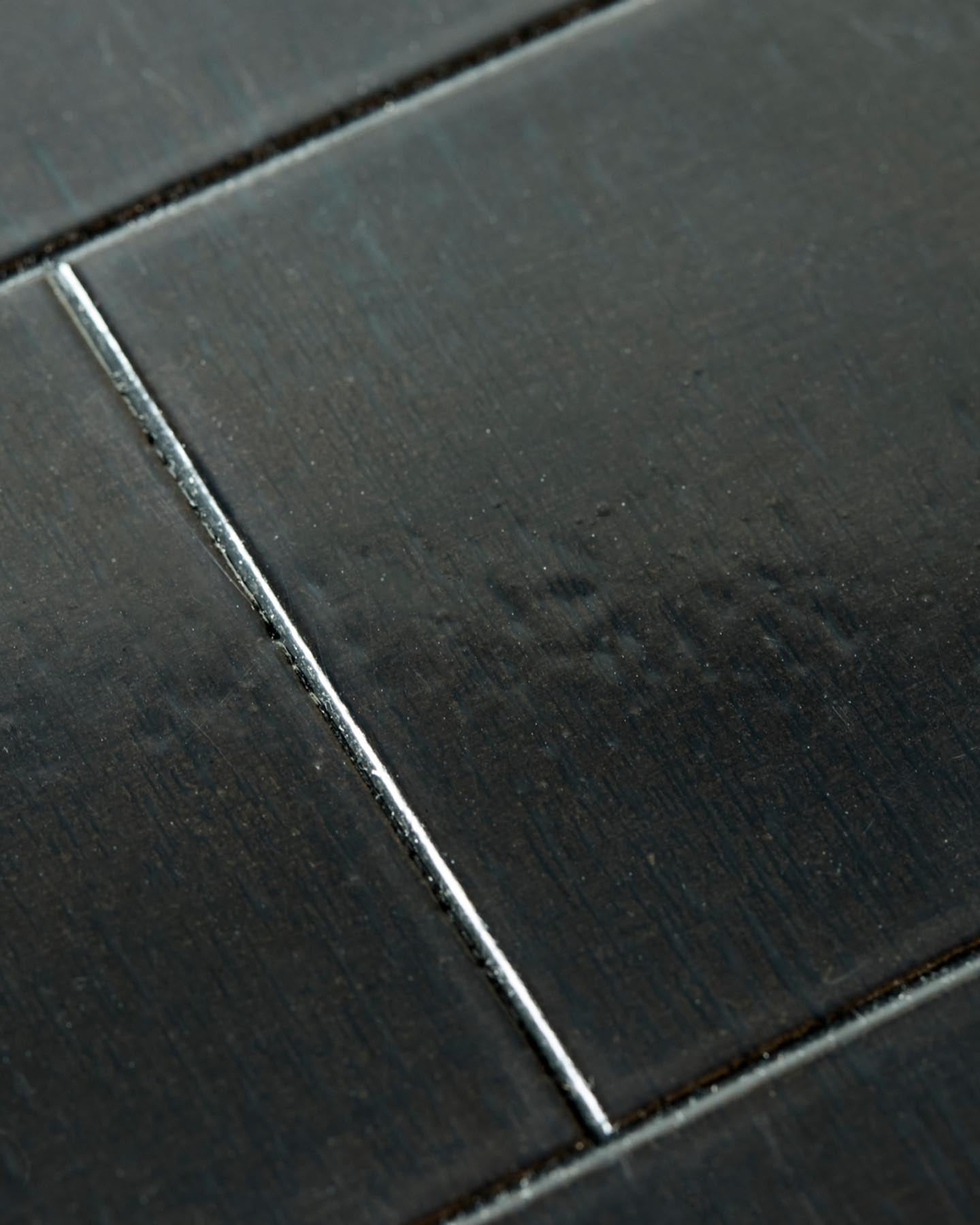 Entdecken Sie den handgefertigten Couchtisch HDBrick in elegantem Schwarz von House Doctor. Ein stilvolles Highlight für Ihr Wohnzimmer!
