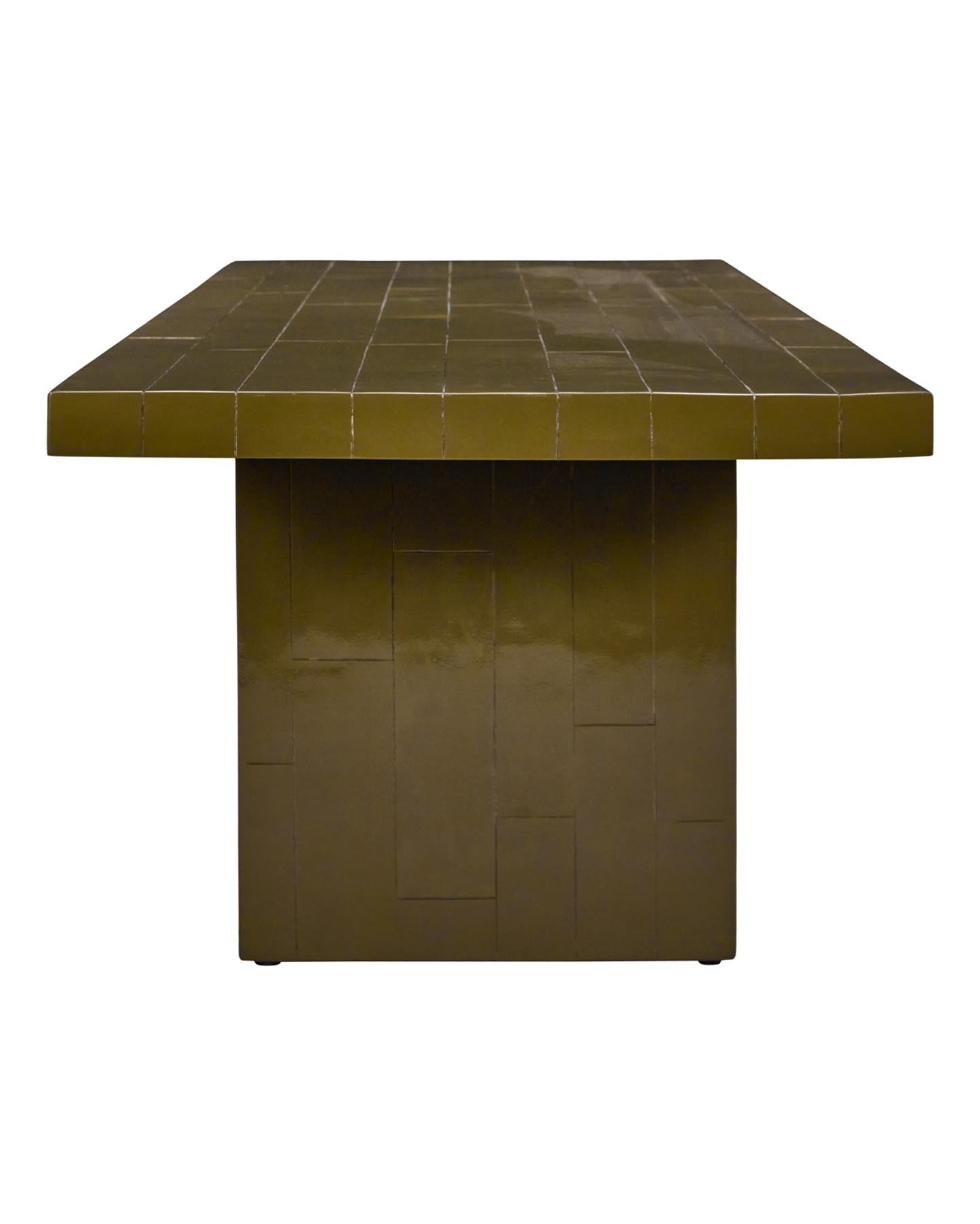 Verleihen Sie Ihrem Esszimmer mit dem Esstisch HDBrick in Grün von House Doctor einen modernen Akzent – handgefertigte Eleganz trifft auf robustes Design.