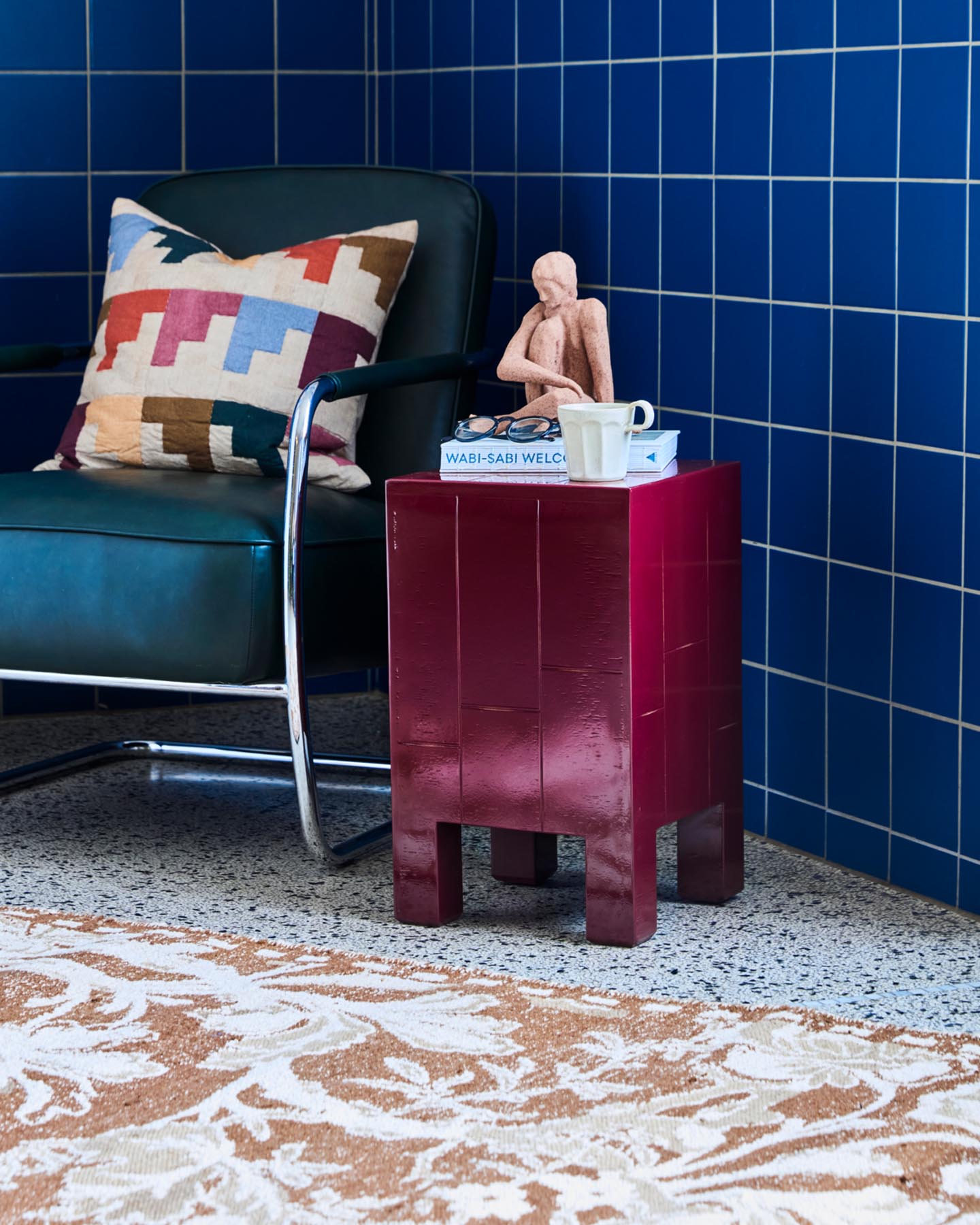 Entdecken Sie den HDBrick Beistelltisch in Rot von House Doctor – ein handgefertigtes Unikat, das modernes Design und Funktionalität vereint.