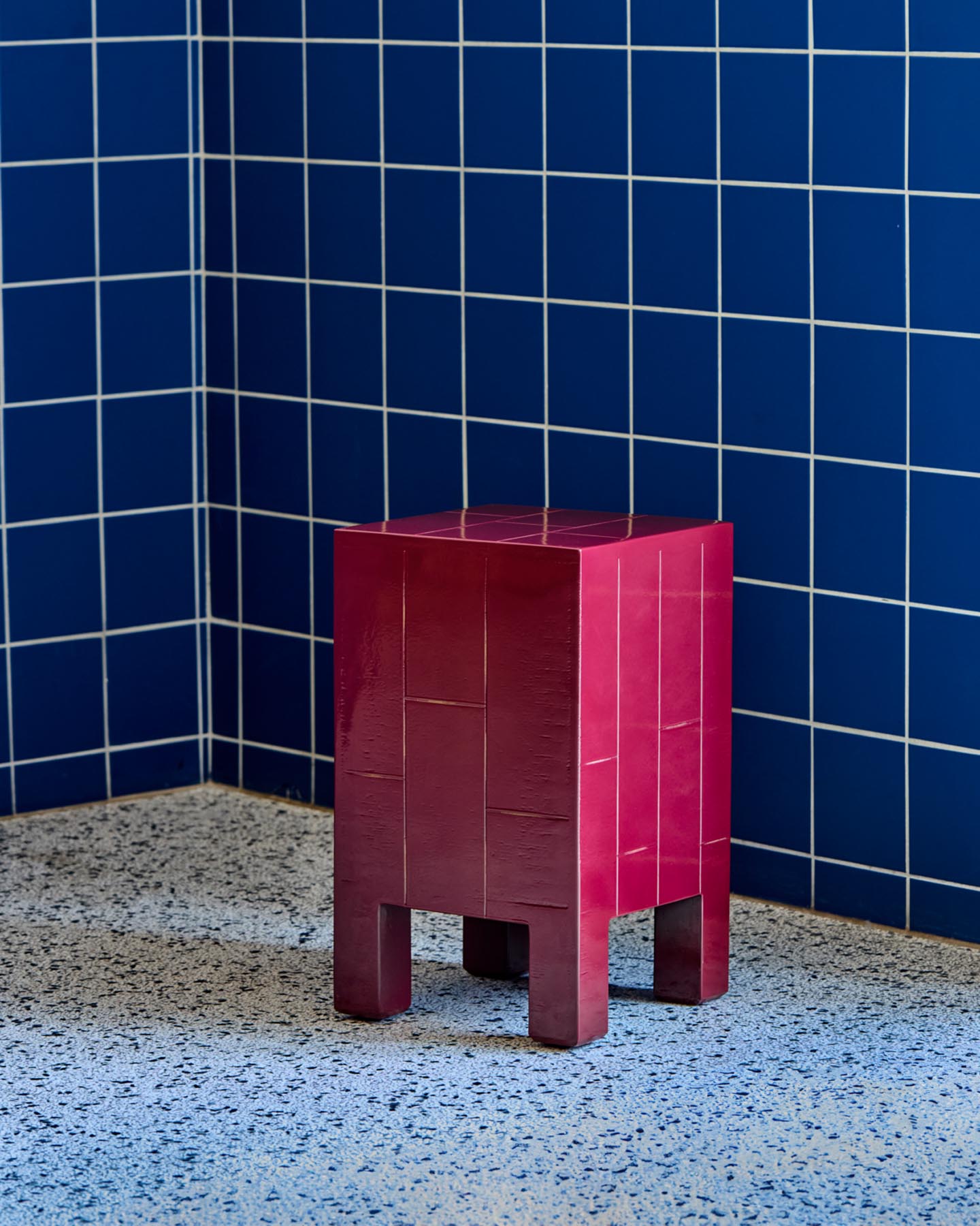 Erleben Sie den HDBrick Beistelltisch in Rot von House Doctor – ein stilvolles, handgefertigtes Möbelstück, das Eleganz und Vielseitigkeit in Ihr Zuhause bringt.