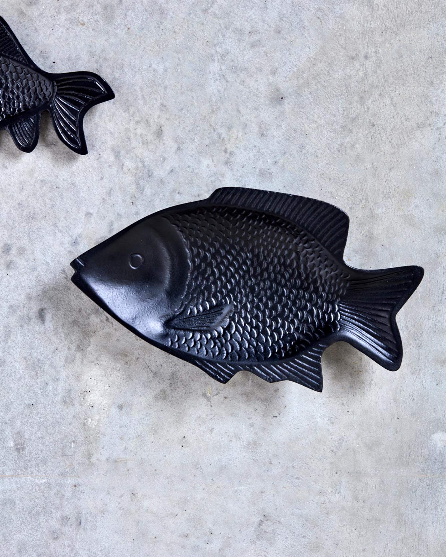 Entdecken Sie das handgefertigte Wandobjekt HDFish in Schwarz von House Doctor – ein modernes Kunstwerk aus Aluminium, das jedem Raum Stil verleiht.