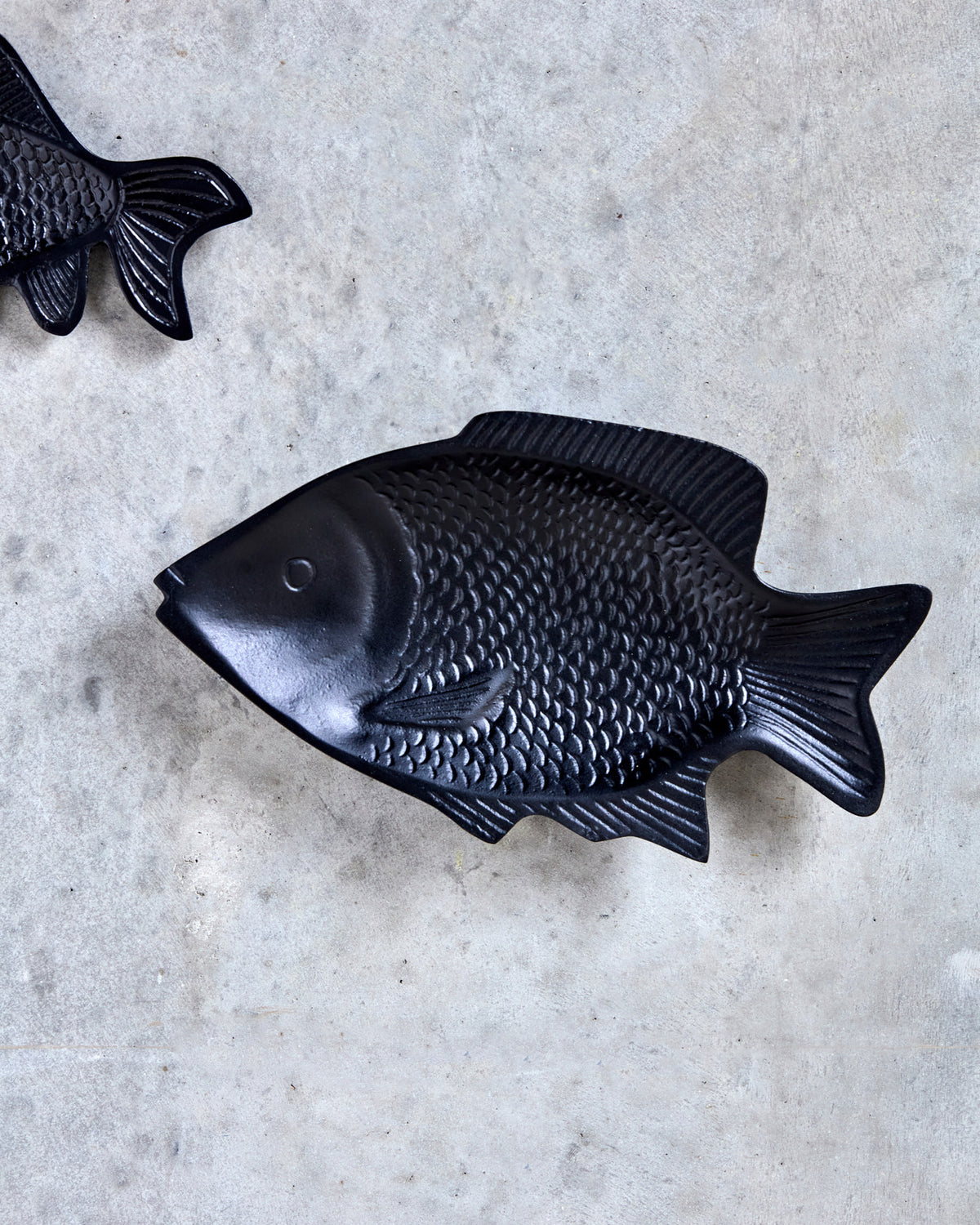 Schwarzes Wandobjekt HDFish in abstrakter Fischform aus mattem Aluminium