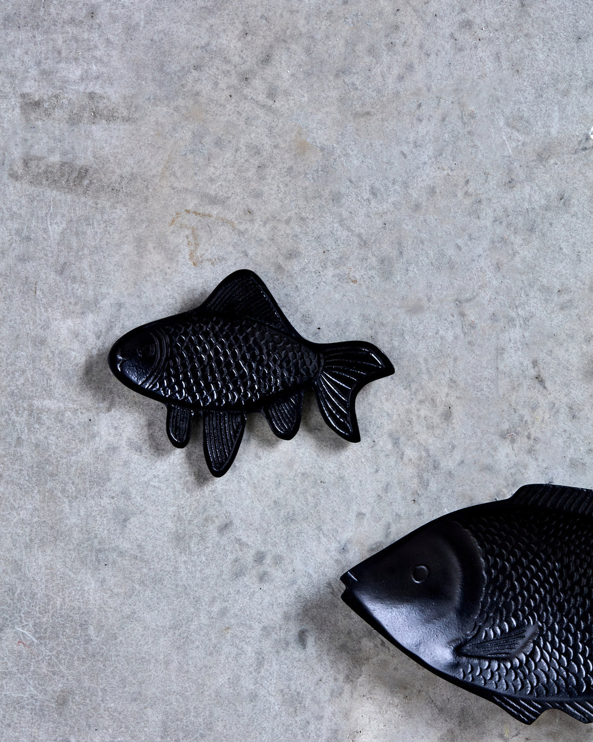 Wandobjekt HDFish in Schwarz von House Doctor: handgefertigte Wanddeko aus Aluminium in abstrakter Fischform, matte schwarze Oberfläche, zwei Grössen erhältlich.