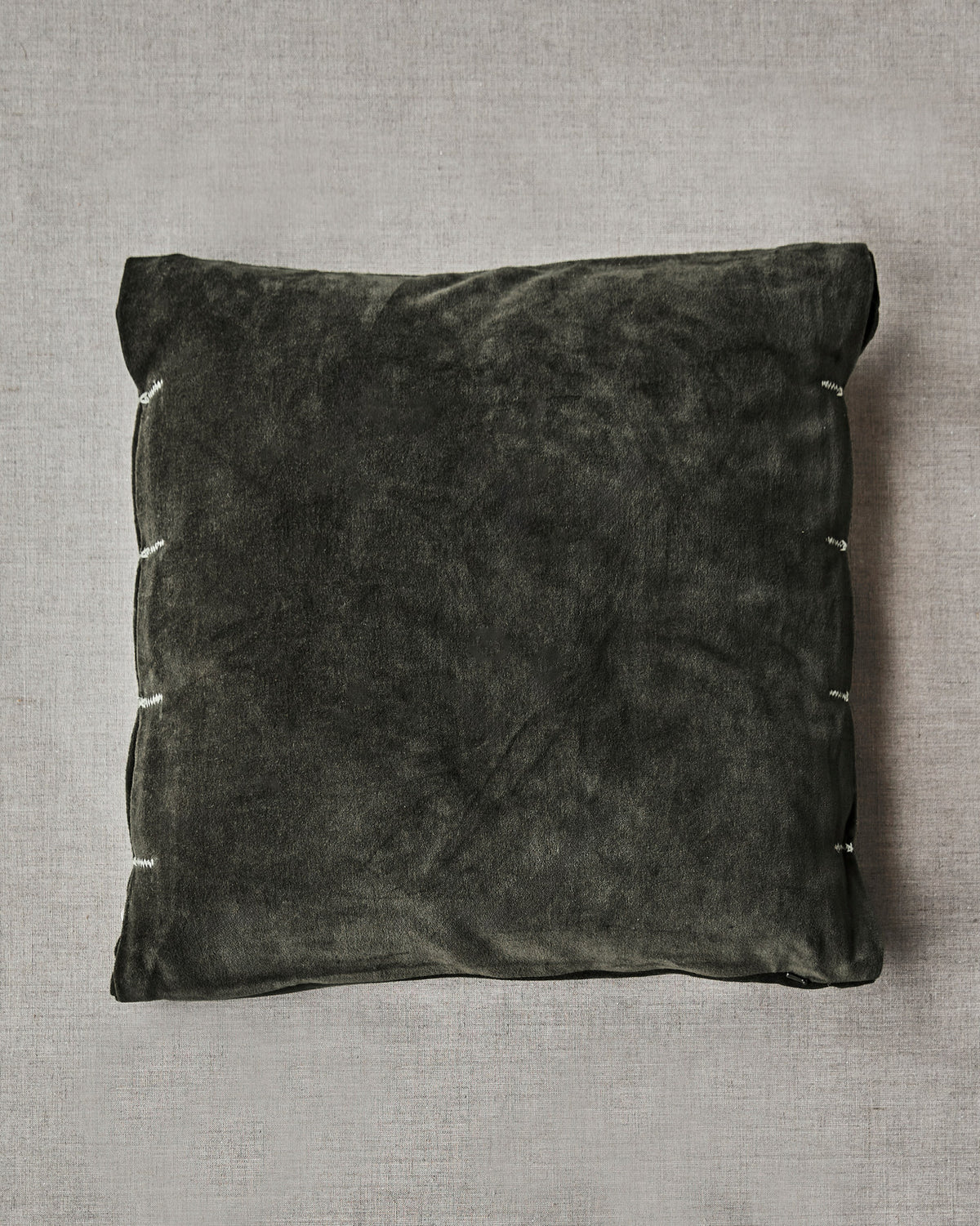Kissenbezug, HDVelvet, Grün in Grün präsentiert im Onlineshop von KAQTU Design AG. Deko Kissenbezug ist von House Doctor