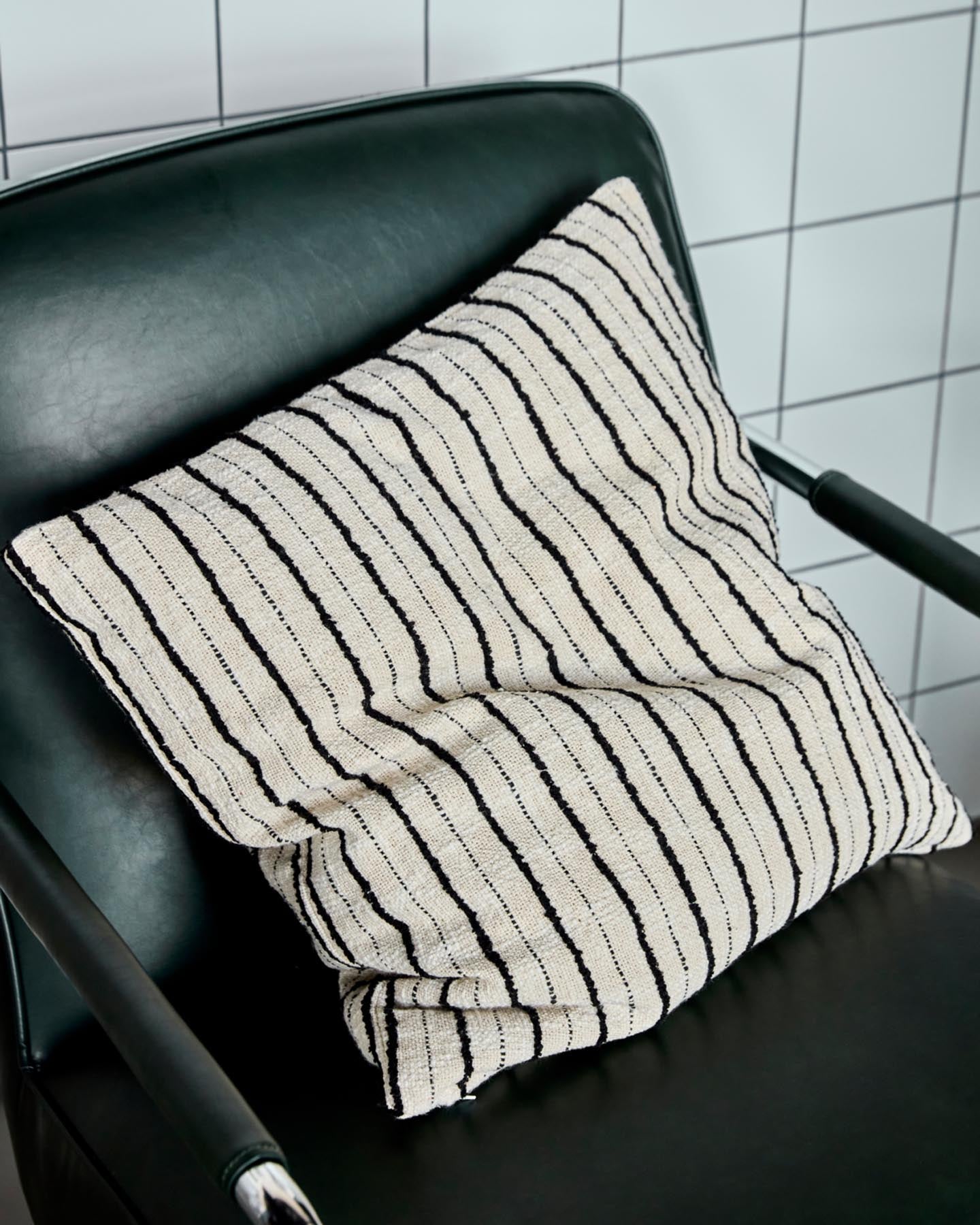 Setzen Sie mit dem Kissenbezug HDLines von House Doctor in Schwarz und Off-White stilvolle Akzente. Handgewebt und vielseitig kombinierbar.