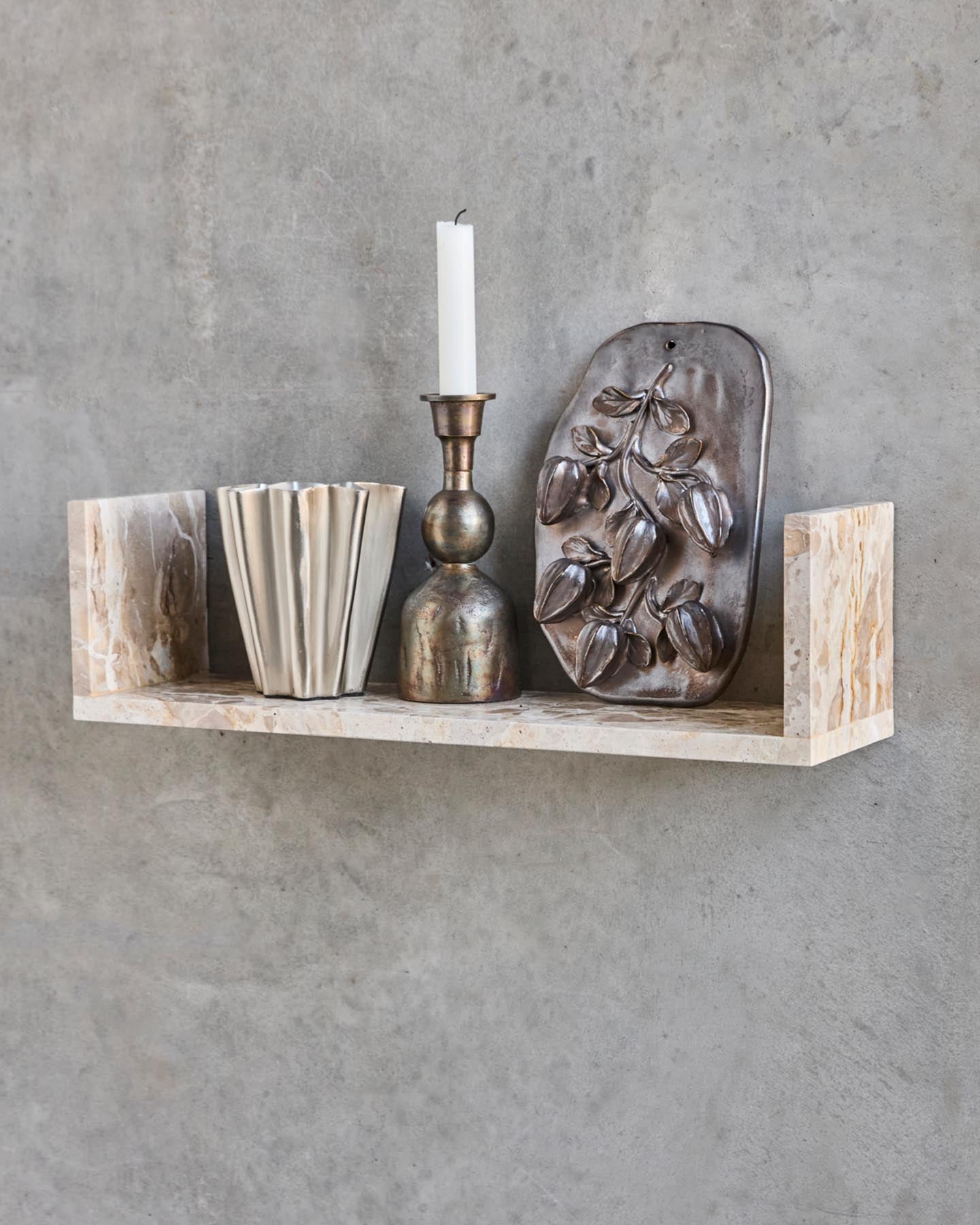 Entdecken Sie das elegante HDMarr Regal aus beigem Marmor von House Doctor – ein stilvolles Highlight für Ihr Zuhause, das Funktionalität und Design vereint.