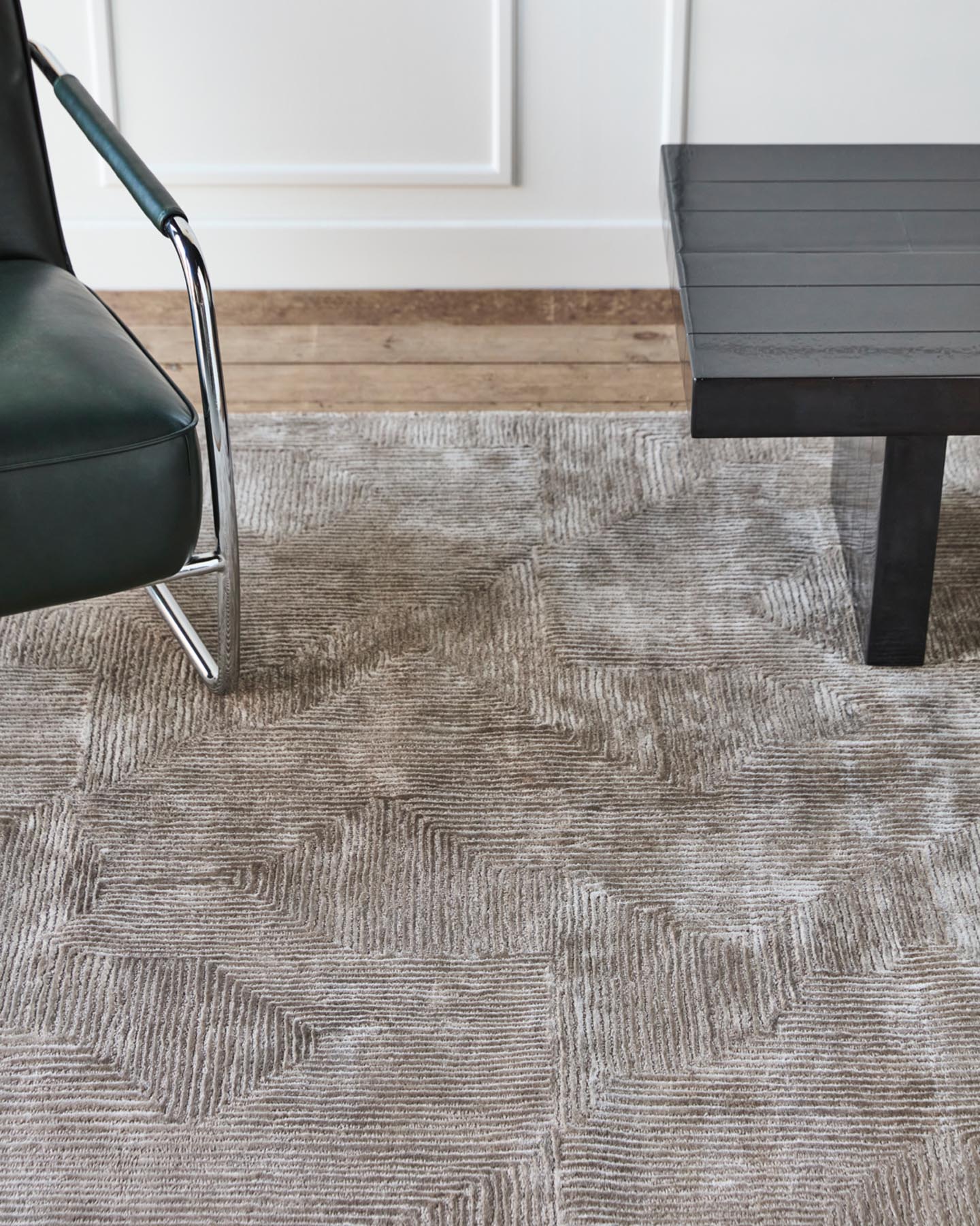 Der handgefertigte HDShine Teppich in Sand von House Doctor bringt Eleganz und Komfort in Ihr Zuhause und passt perfekt in jedes Zimmer.