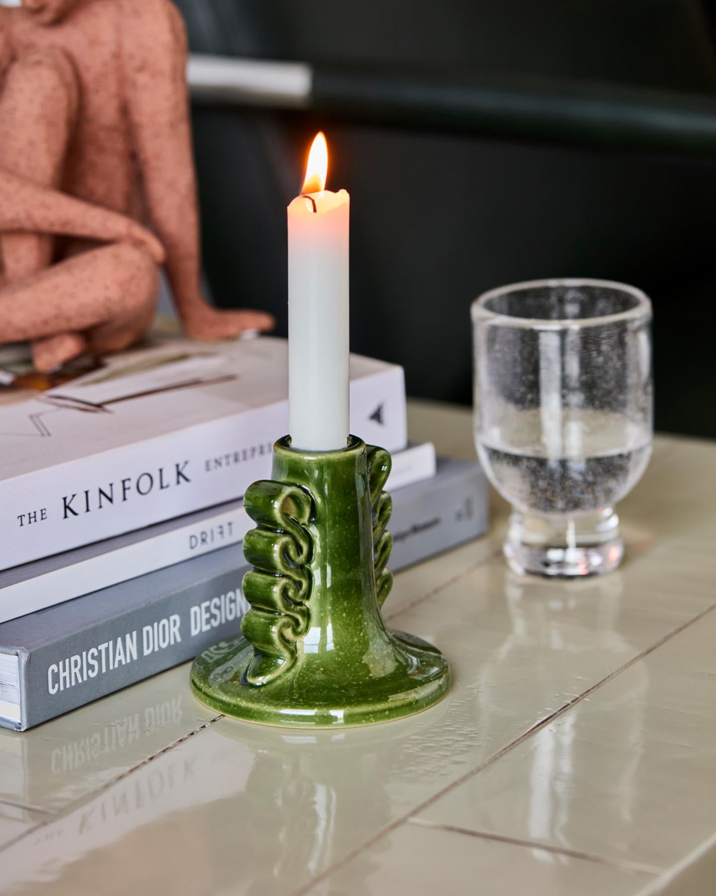 Verleihen Sie Ihrem Zuhause mit dem einzigartigen Kerzenständer HDDiva in Grün von House Doctor einen Hauch von Eleganz und Individualität.