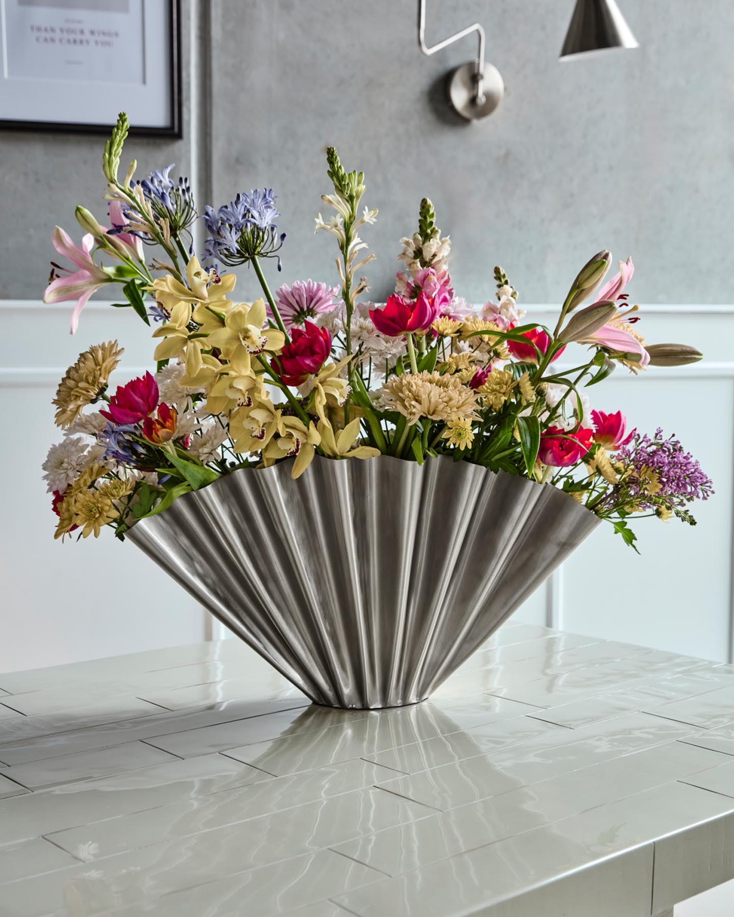 Entdecken Sie die handgefertigte Vase HDFlood von House Doctor mit elegantem gebürstetem Silber-Finish. Ein stilvolles Highlight für jedes Zuhause!