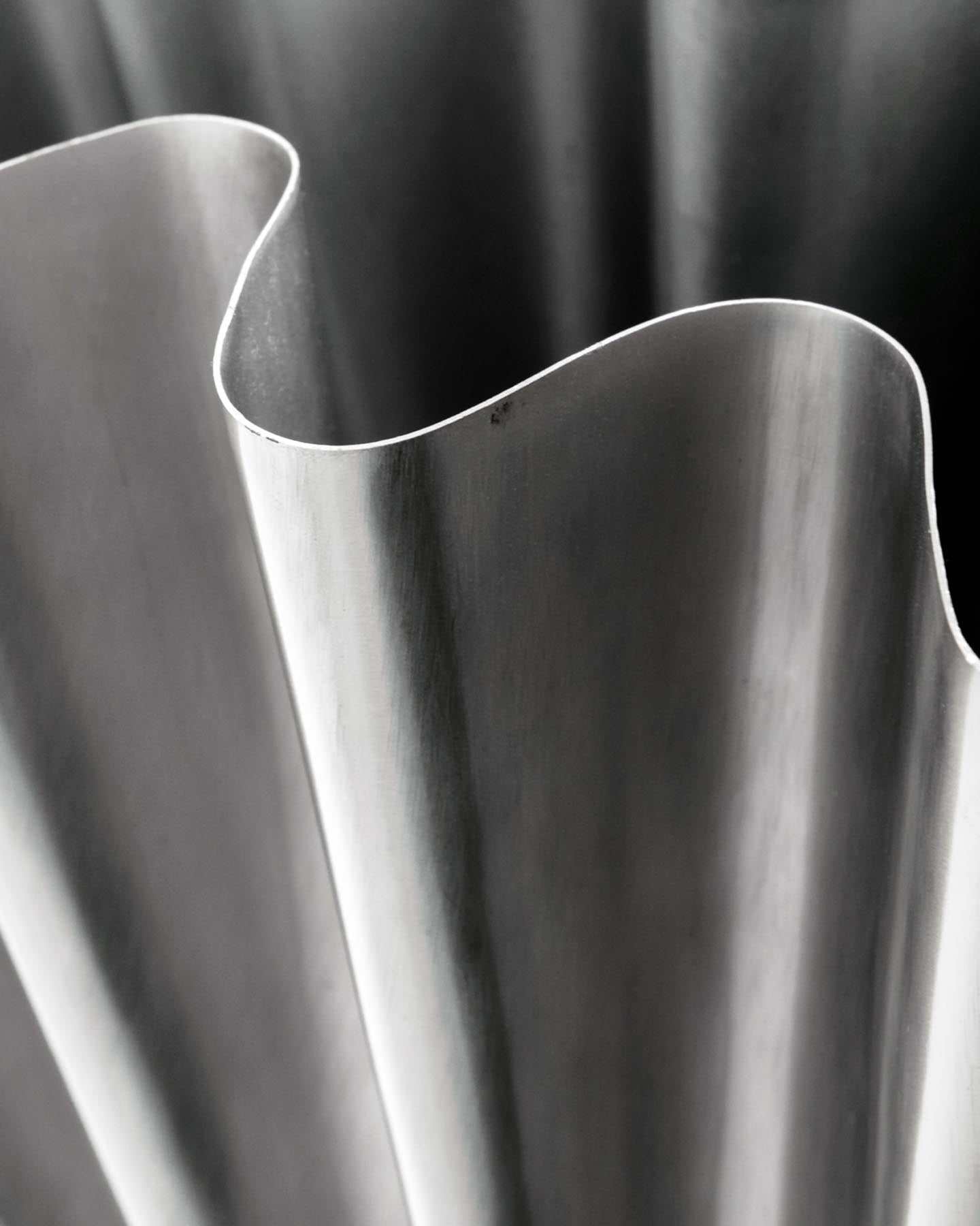 Verleihen Sie Ihrem Raum mit der einzigartigen Vase HDFlood von House Doctor im gebürsteten Silber-Finish einen modernen Akzent. Handgefertigt und vielseitig!