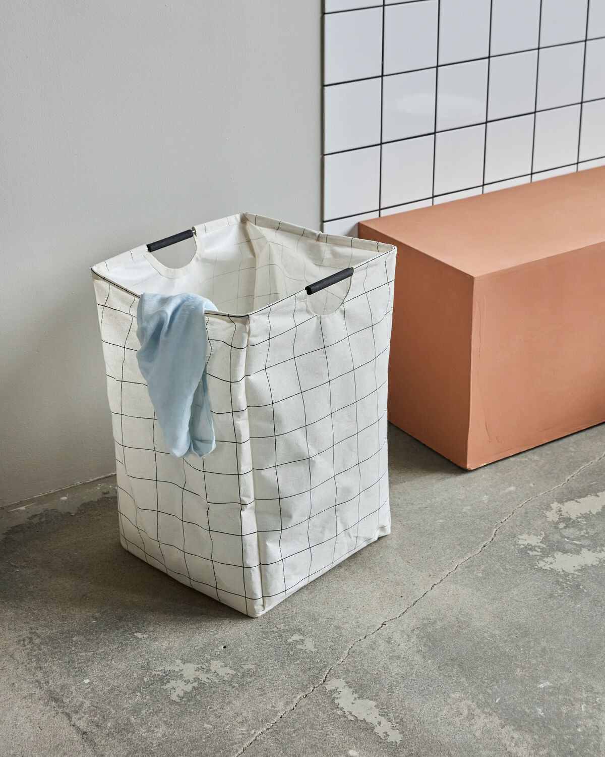 Wäschesack, HDSquares, Weiß in White präsentiert im Onlineshop von KAQTU Design AG. Wäschekorb ist von House Doctor