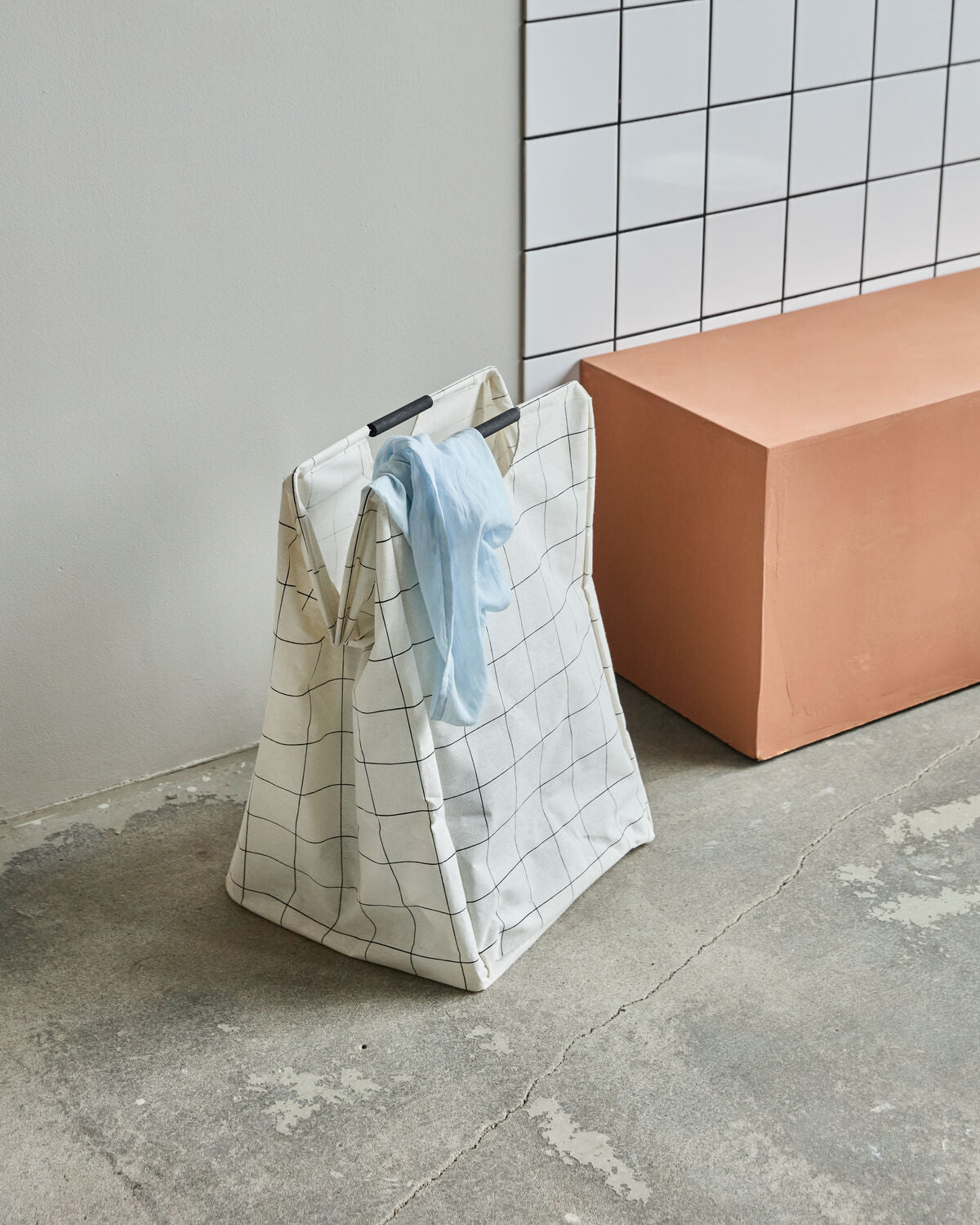 Wäschesack, HDSquares, Weiß in White präsentiert im Onlineshop von KAQTU Design AG. Wäschekorb ist von House Doctor