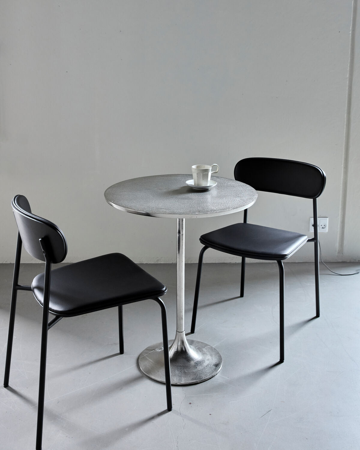 Eleganter schwarzer Stuhl HDPova von House Doctor, ideal für stilvolle Wohnräume und moderne Einrichtungskonzepte.