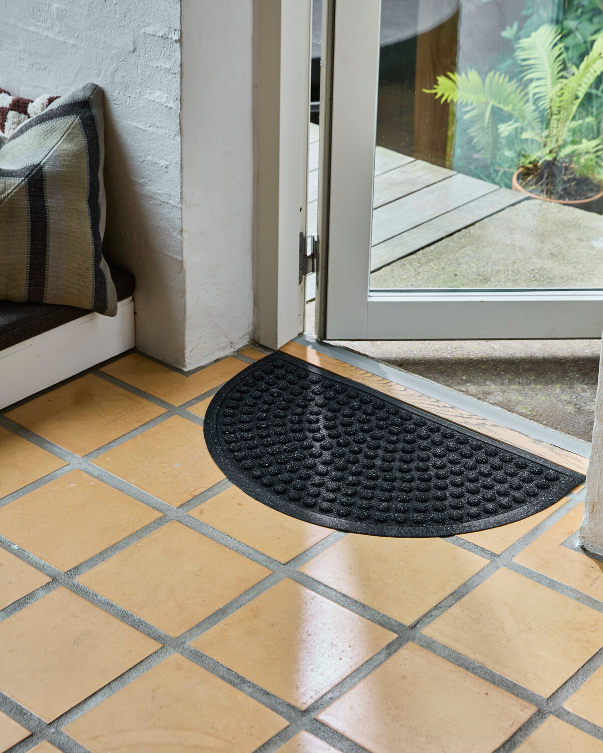 Elegante halbmondförmige Fußmatte in Schwarz von House Doctor, ideal für den Eingangsbereich und stilvolle Akzente.