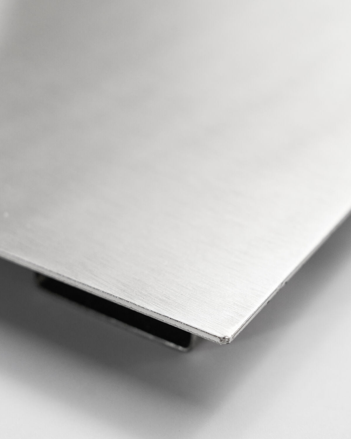 Moderne Tafel mit gebürstetem Silber-Finish von House Doctor, perfekt für kreative Büros und inspirierende Arbeitsplätze.