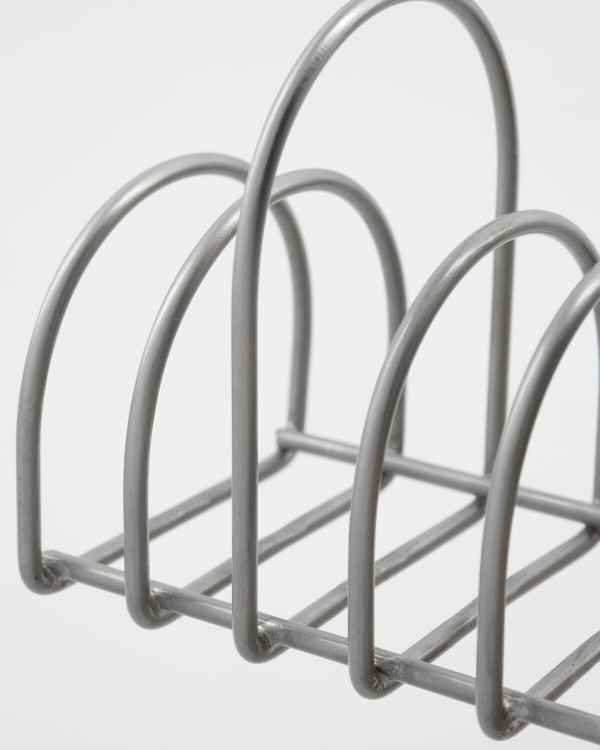 Moderner Organizer von House Doctor mit gebürstetem Silber-Finish, perfekt für die stilvolle Organisation von Büromaterialien.