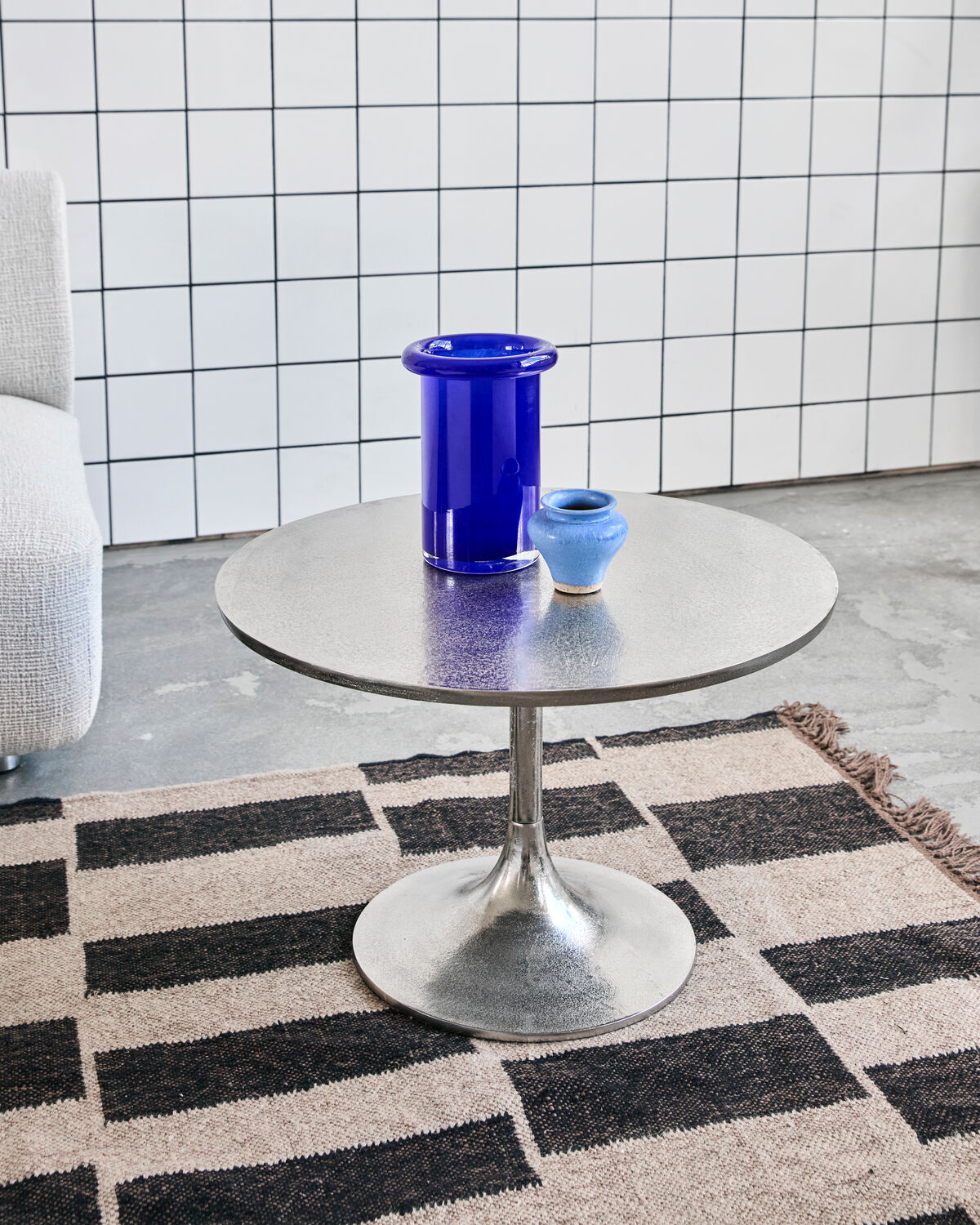 Eleganter Beistelltisch in Silber-Finish von House Doctor, ideal für stilvolle Akzente in jedem Raum.