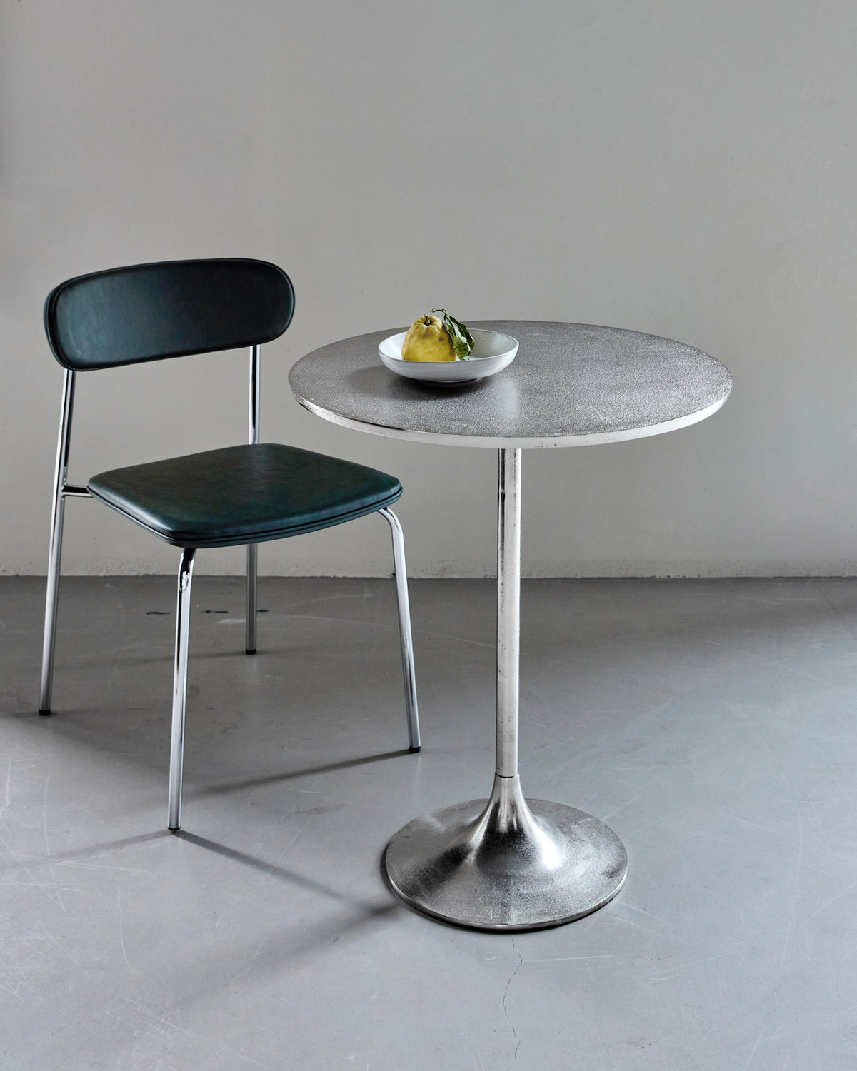 Café-Tisch, HDPan, Silber-Finish in Silver finish präsentiert im Onlineshop von KAQTU Design AG. Esstisch ist von House Doctor