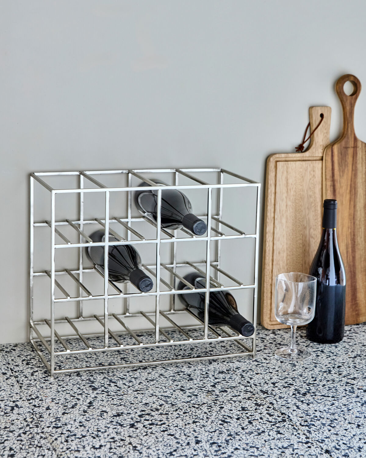 Elegantes Weinregal HD12 mit silbernem Finish, ideal zur stilvollen Präsentation Ihrer Weinsammlung. Perfekt für moderne Wohnräume.