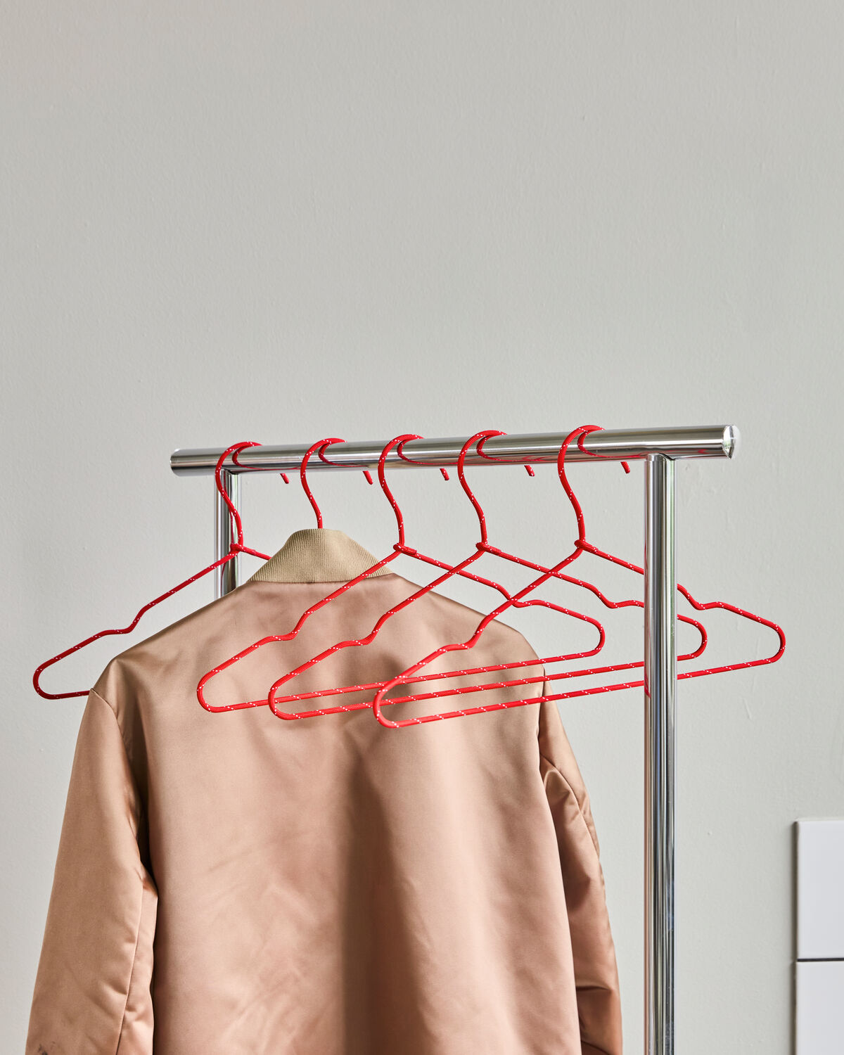 Kleiderbügel, HDWire, Rot in Red präsentiert im Onlineshop von KAQTU Design AG. Kleiderhaken ist von House Doctor