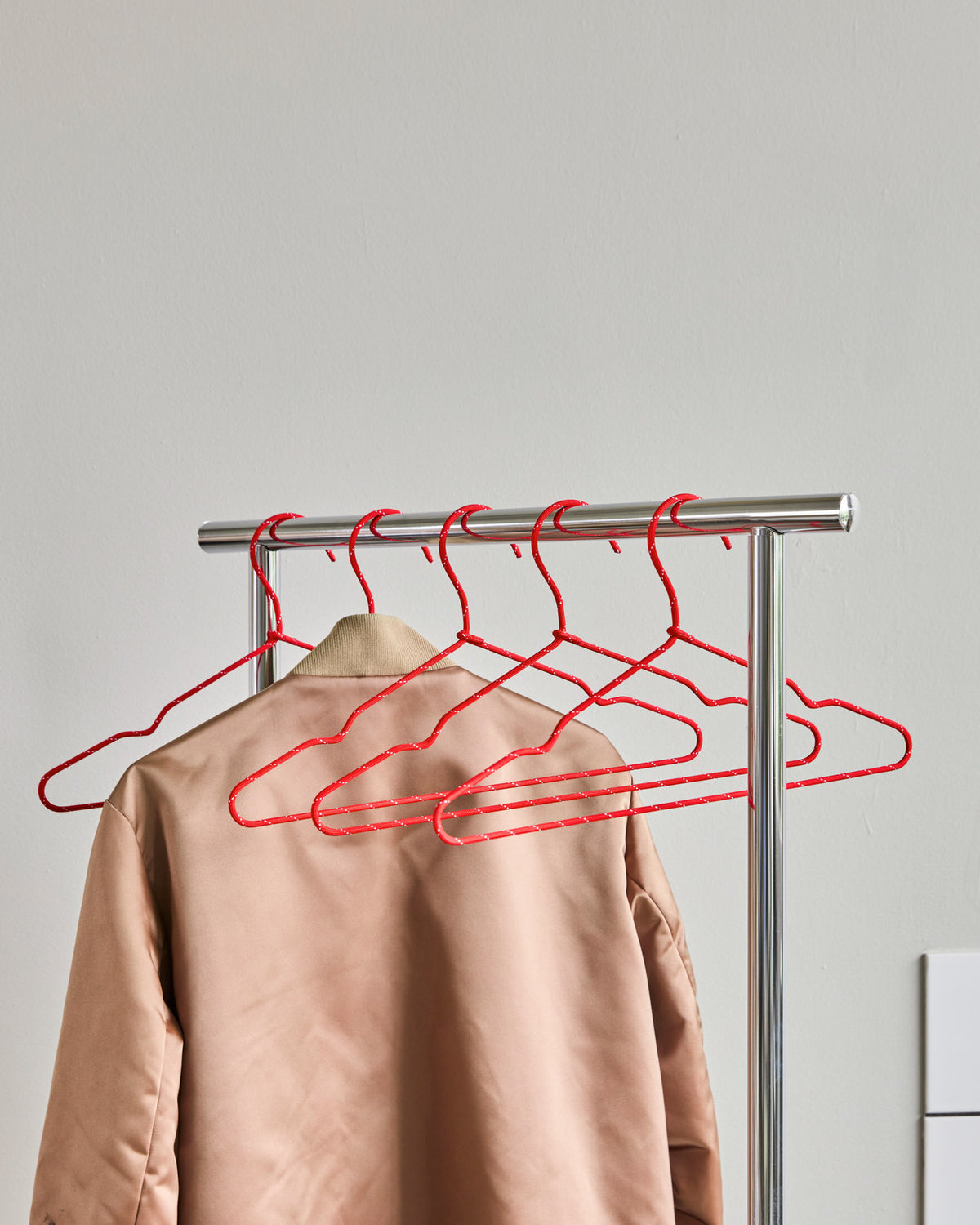 Kleiderbügel, HDWire, Rot in Red präsentiert im Onlineshop von KAQTU Design AG. Kleiderhaken ist von House Doctor