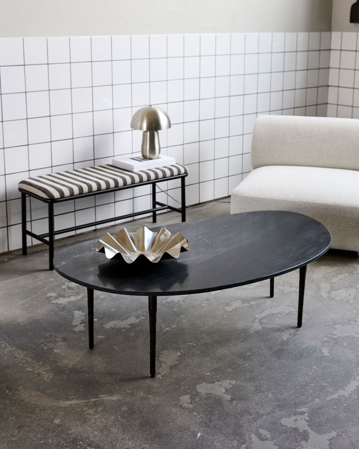 Eleganter Couchtisch HDEda aus schwarzem Marmor, ideal für stilvolle Wohnräume. Perfekte Kombination aus Funktionalität und Design.