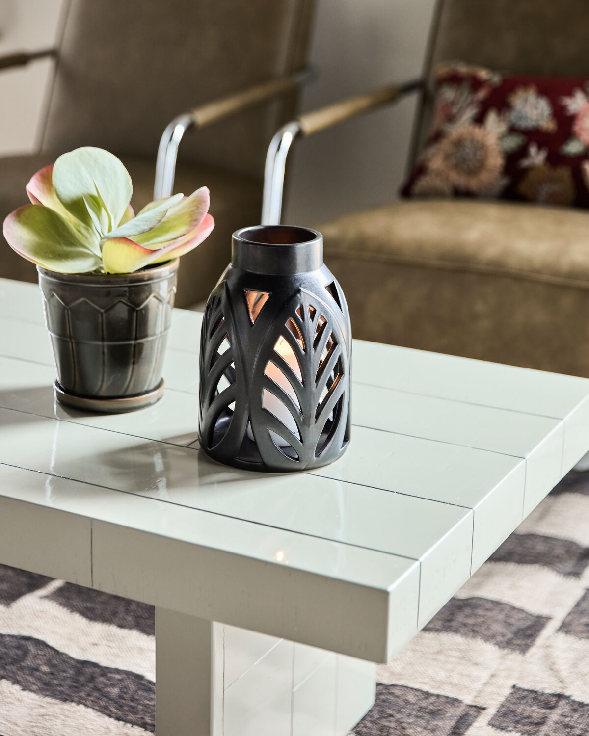 Elegante schwarze Laterne von House Doctor, gefertigt aus hochwertigem HDElm, ideal für stimmungsvolle Beleuchtung im Innen- und Außenbereich.