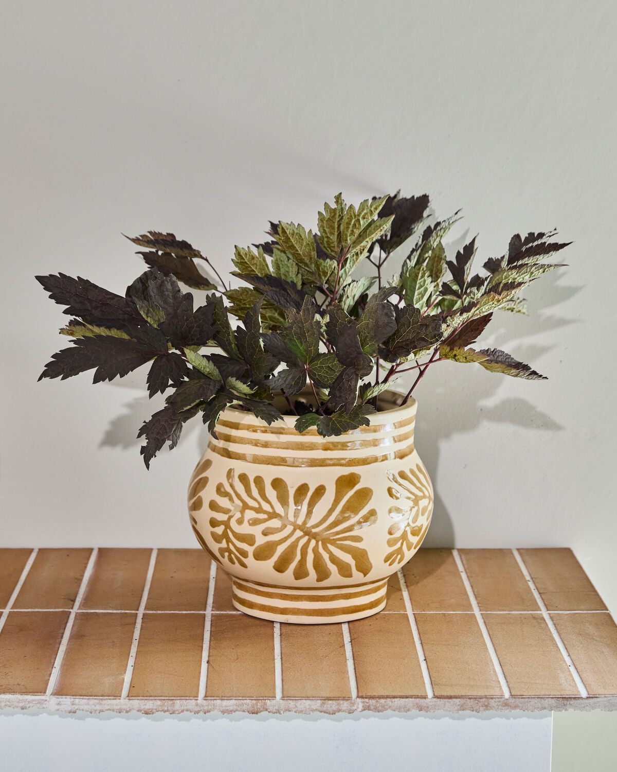 Eleganter beiger Blumentopf von House Doctor, ideal für stilvolle Pflanzenarrangements und moderne Wohnräume.