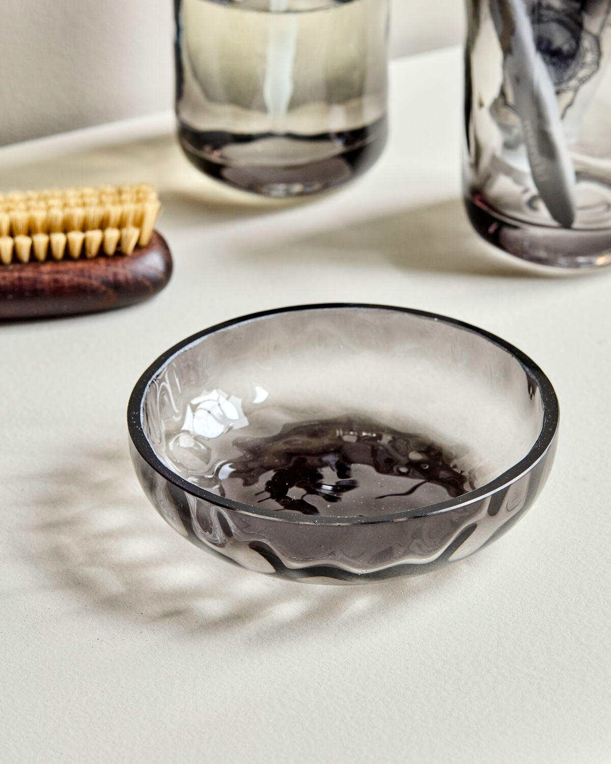Elegante graue Seifenschale von House Doctor, ideal für stilvolles Badzubehör. Perfekt für eine moderne Badezimmergestaltung.