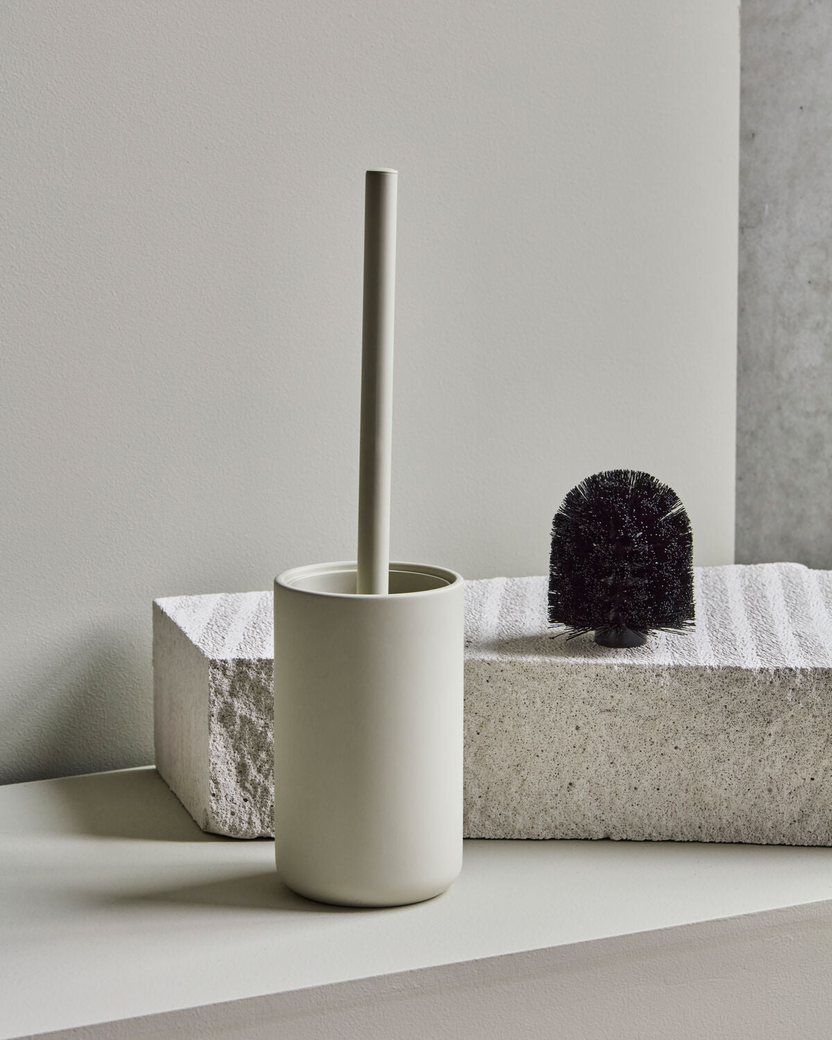 Elegante Klobürste in Off-White von House Doctor, ideal für stilvolle Badezimmergestaltung. Funktionalität trifft auf modernes Design.