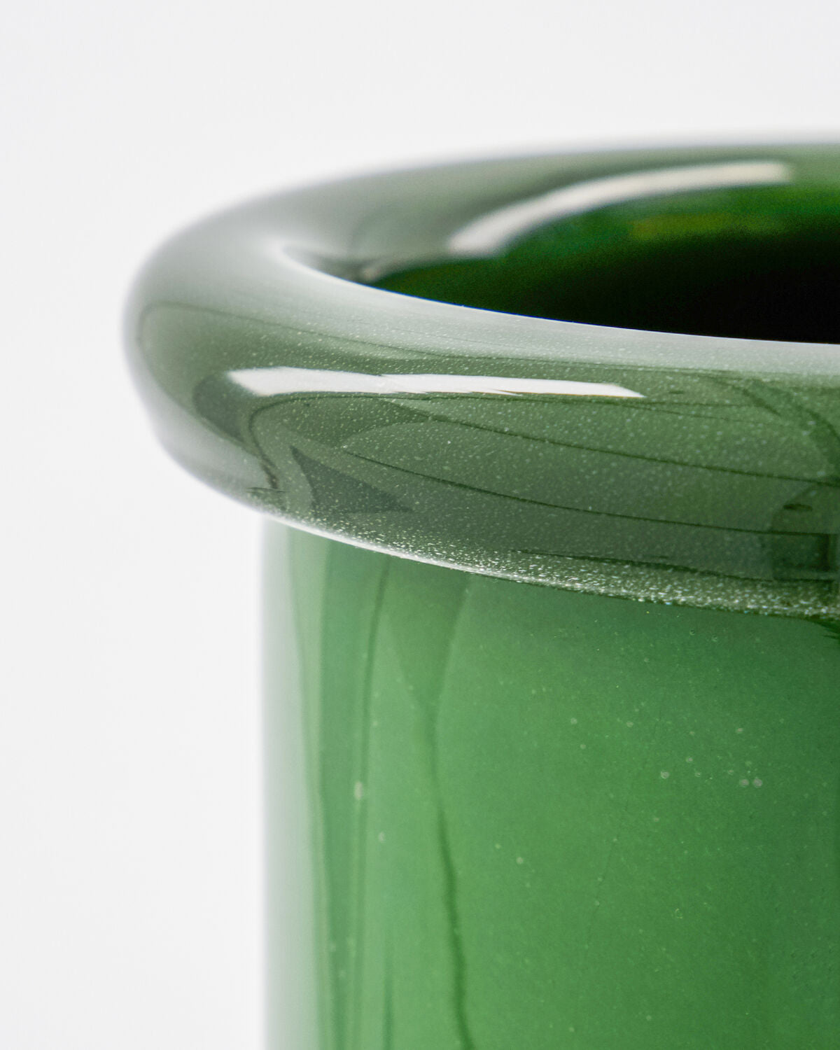 Stilvolle grüne Vase HDBuck von House Doctor, perfekt für kreative Blumendekorationen und als modernes Wohnaccessoire.