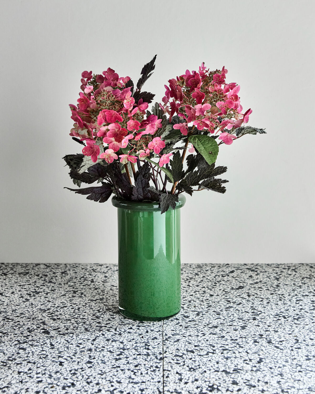 Elegante grüne Vase HDBuck von House Doctor, ideal für stilvolle Blumenarrangements und moderne Wohnakzente.