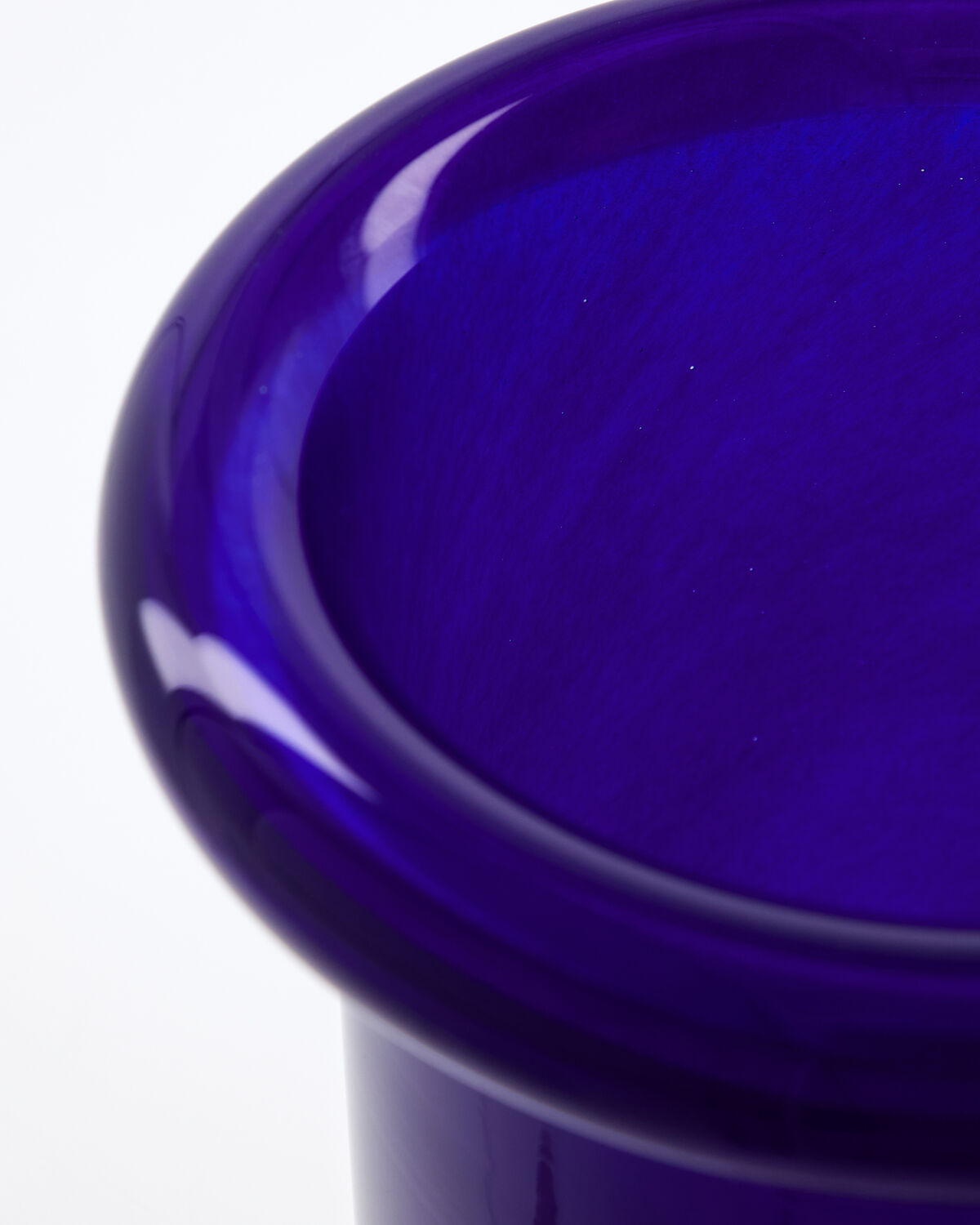 Stilvolle HDBuck Vase in Blau von House Doctor, perfekt für kreative Blumenarrangements und als modernes Deko-Highlight in jedem Zuhause.
