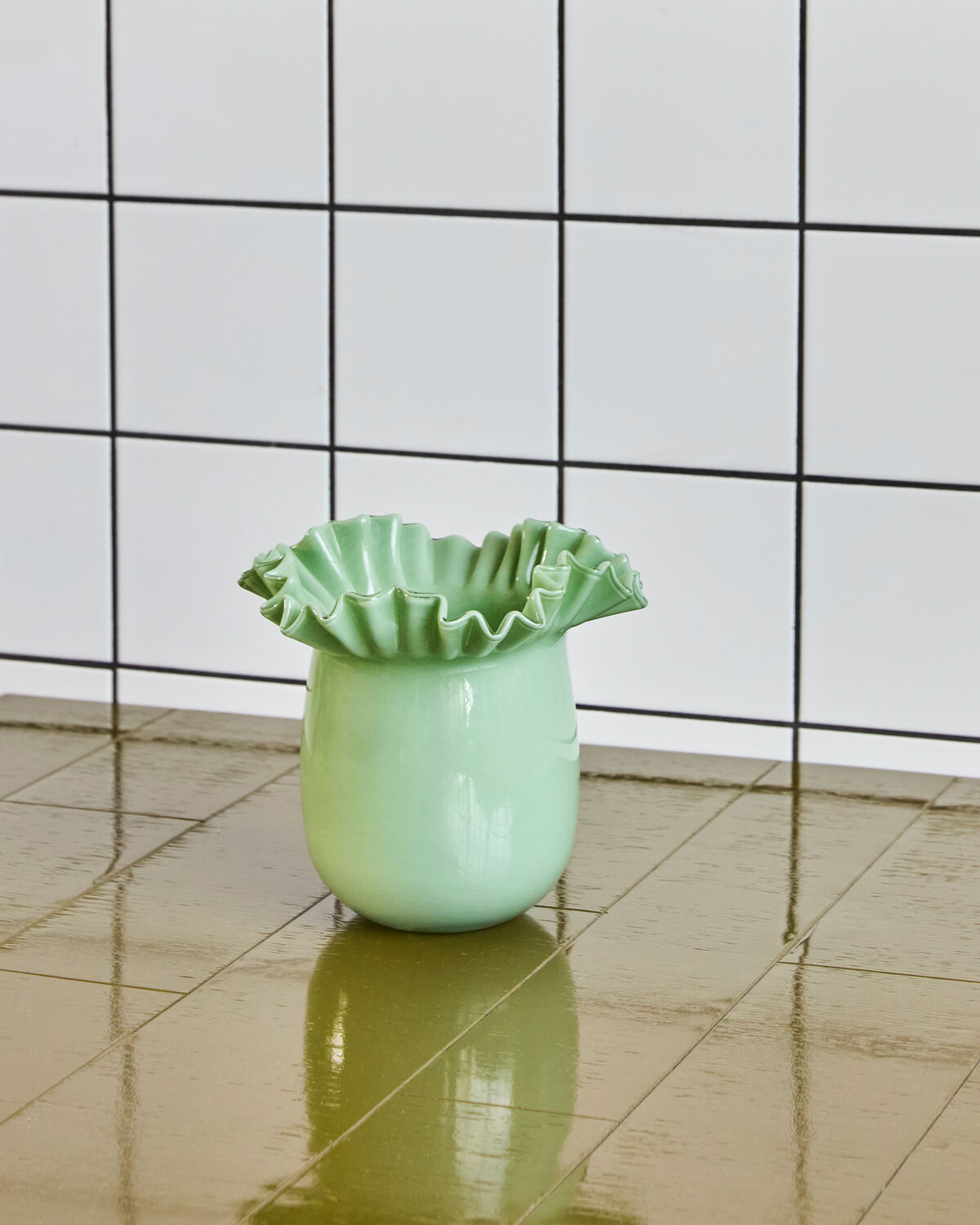 Elegante grüne Vase HDFlee von House Doctor, ideal für stilvolle Blumenarrangements und moderne Wohnakzente.