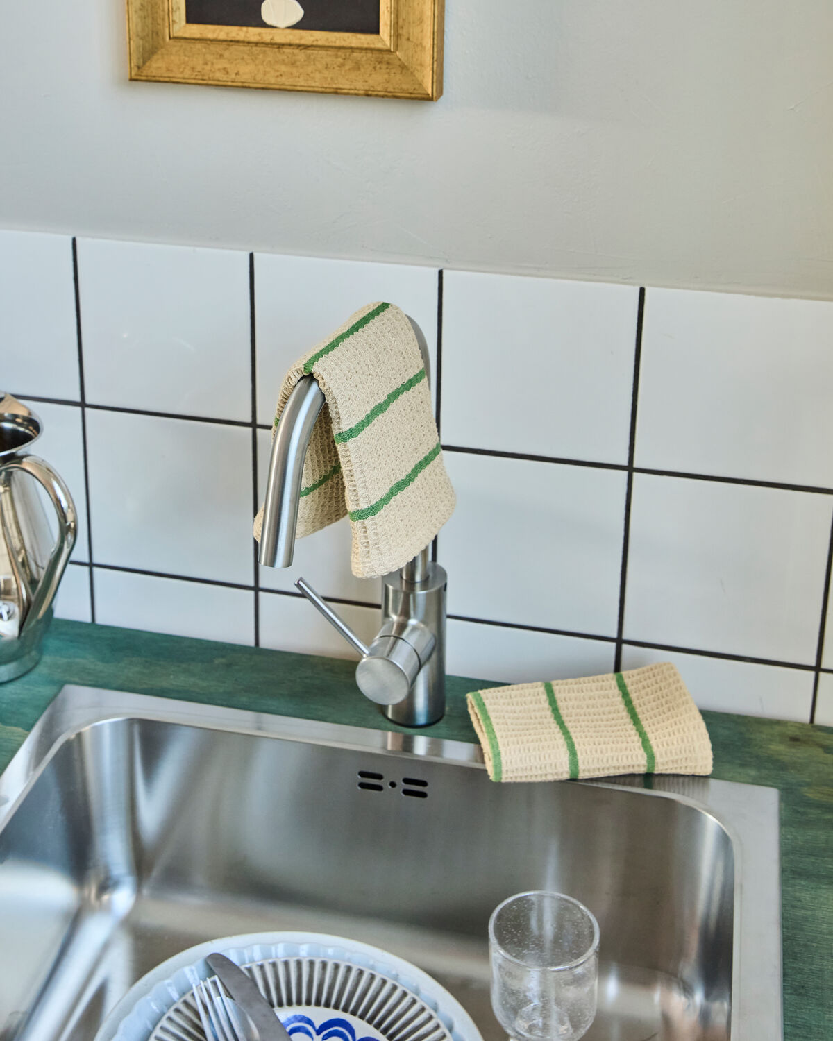 Elegantes Spültuch in sanften Sand- und Grüntönen von House Doctor, ideal für stilvolles Geschirrspülen und Küchendekor.